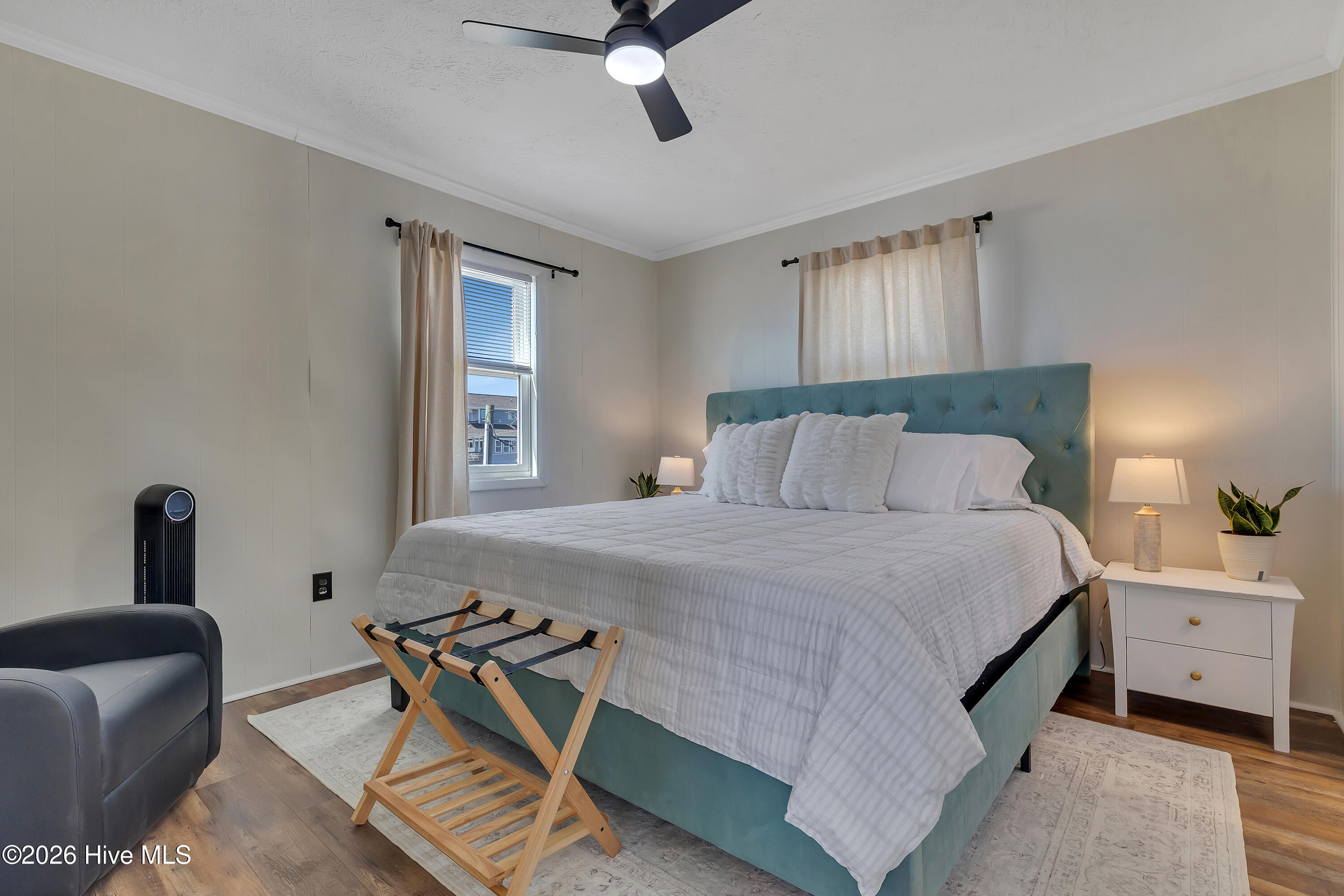 100548009 | Photo 38