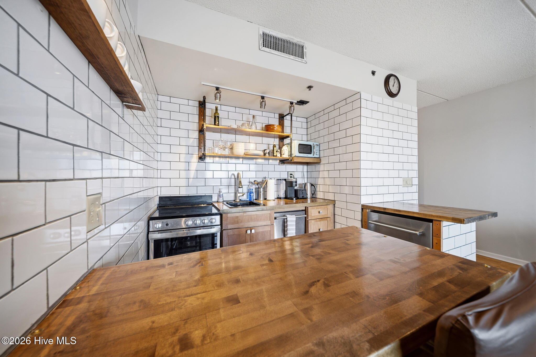 100557626 | Photo 12