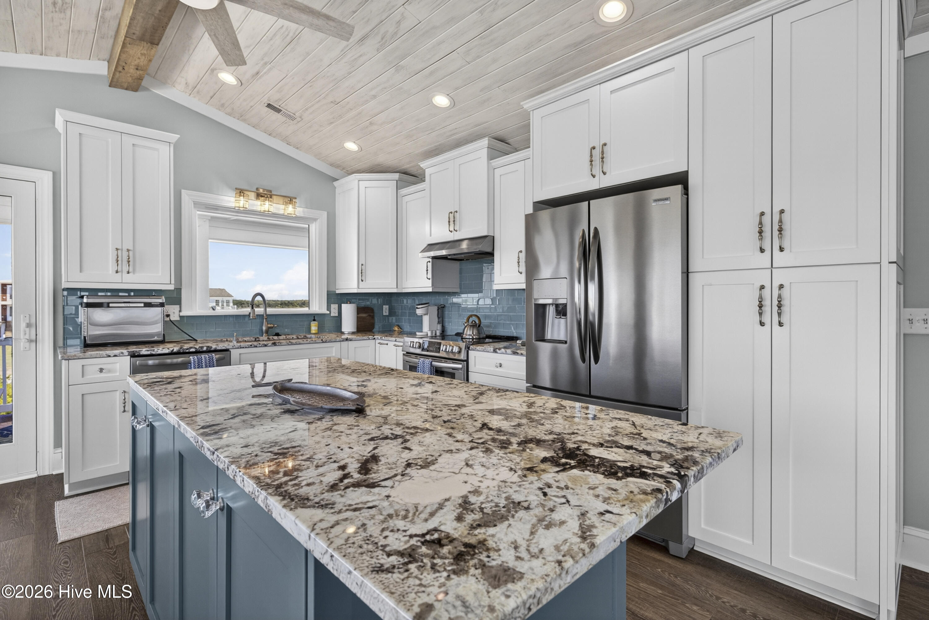 100568247 | Photo 20