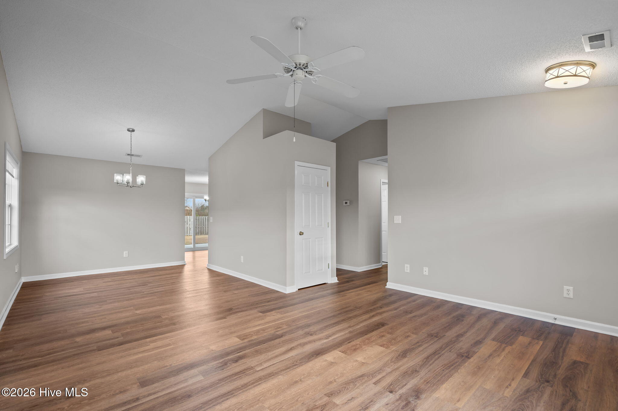 100548271 | Photo 10