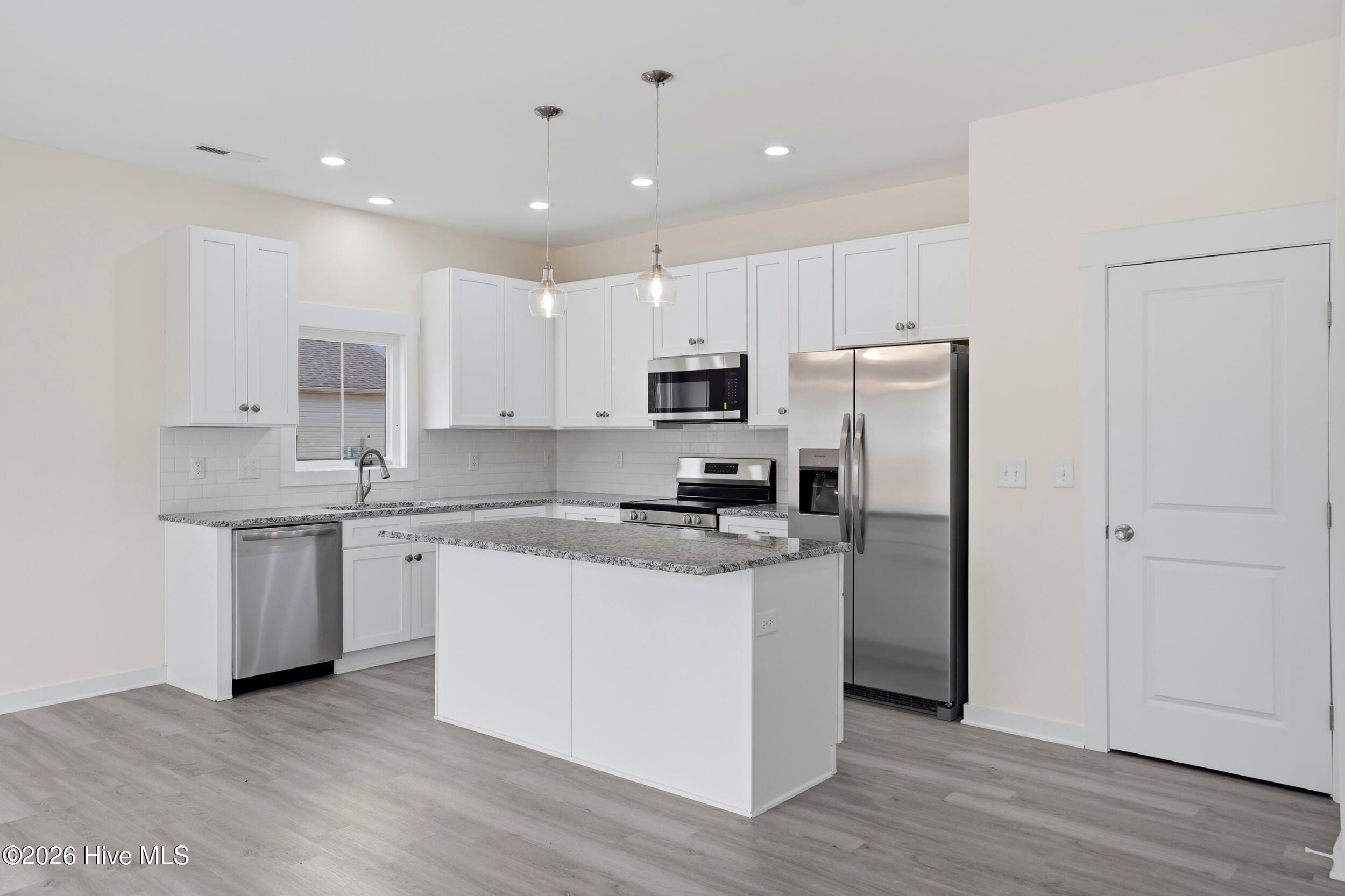 100558346 | Photo 15