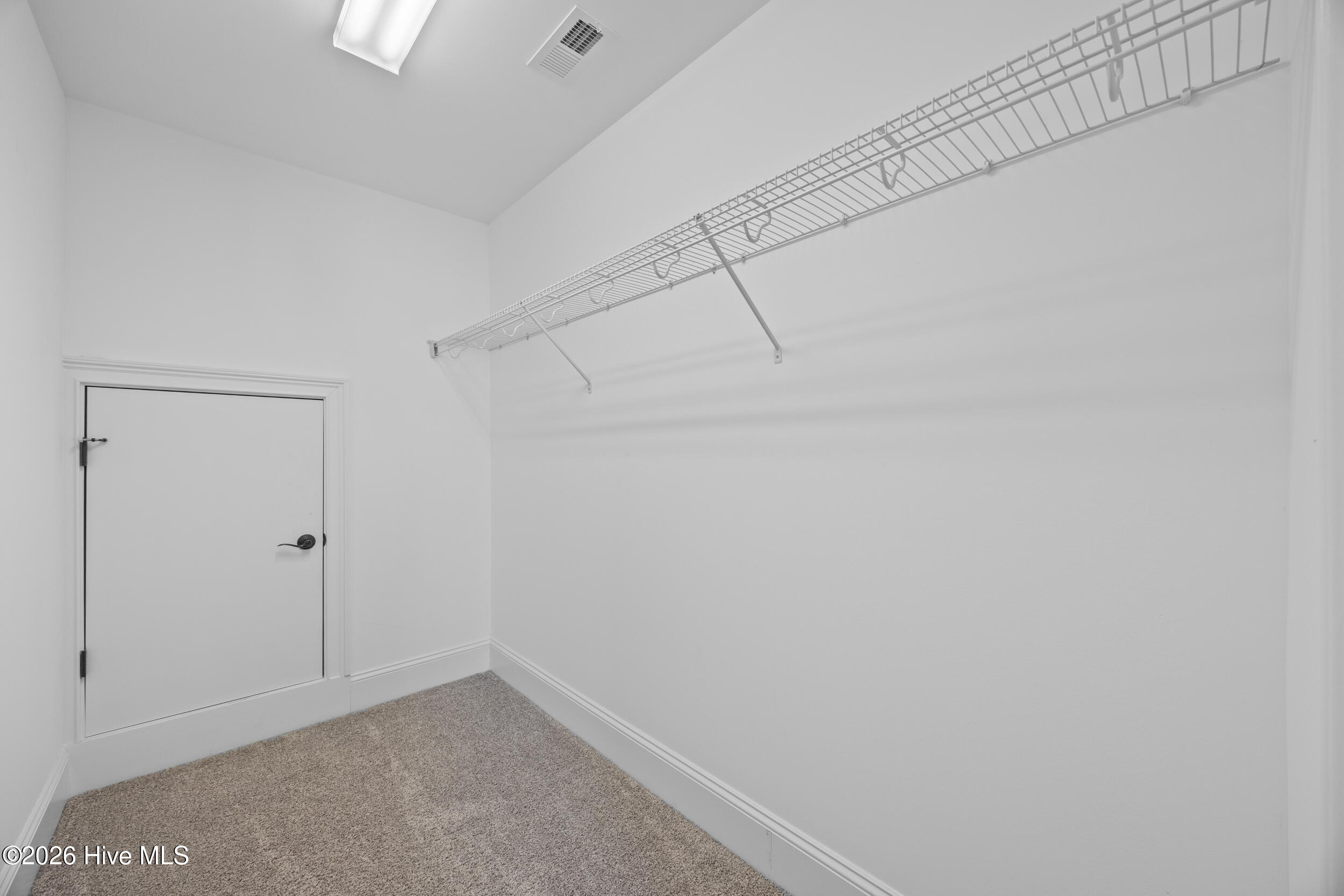 100565647 | Photo 44