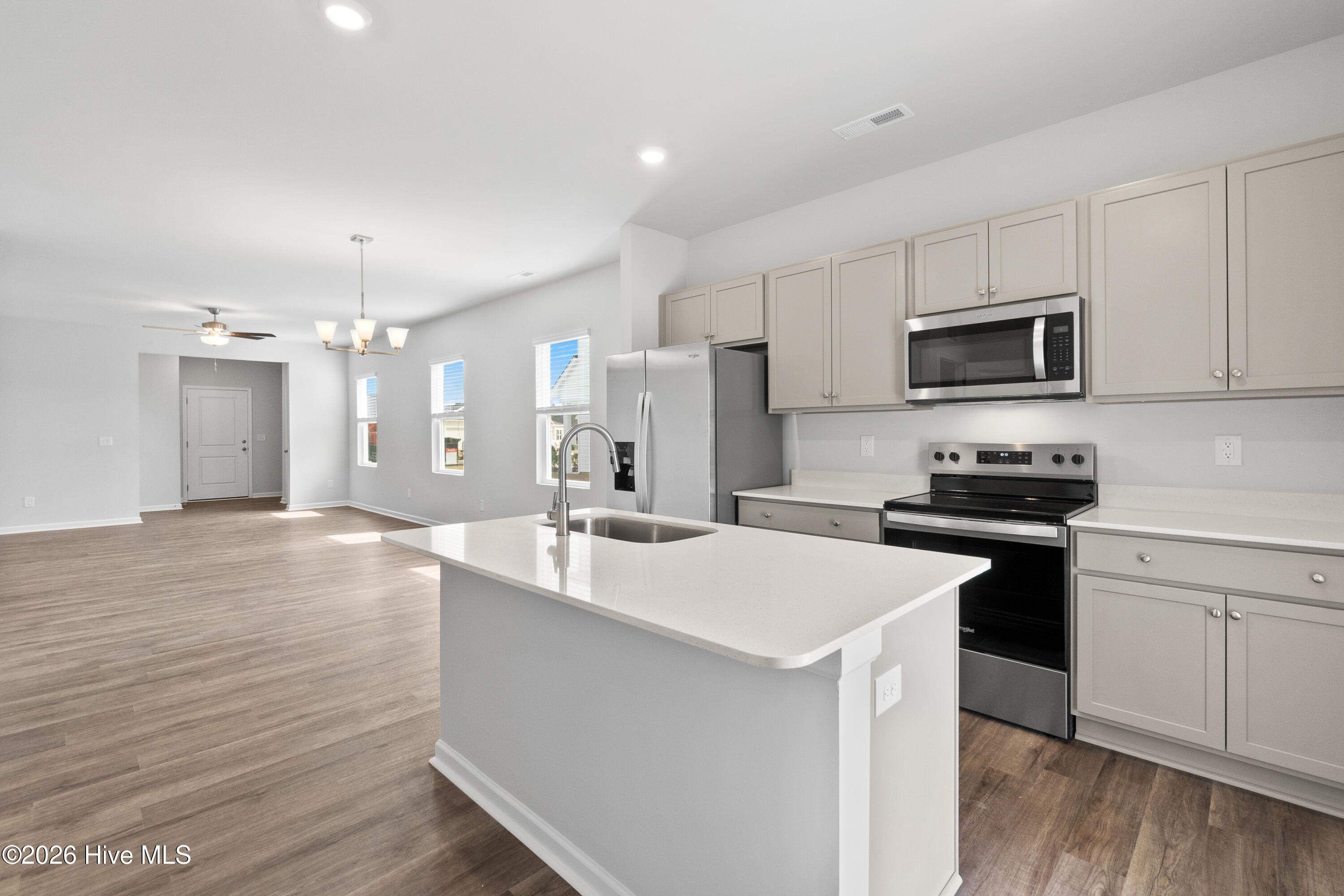 100561848 | Photo 21