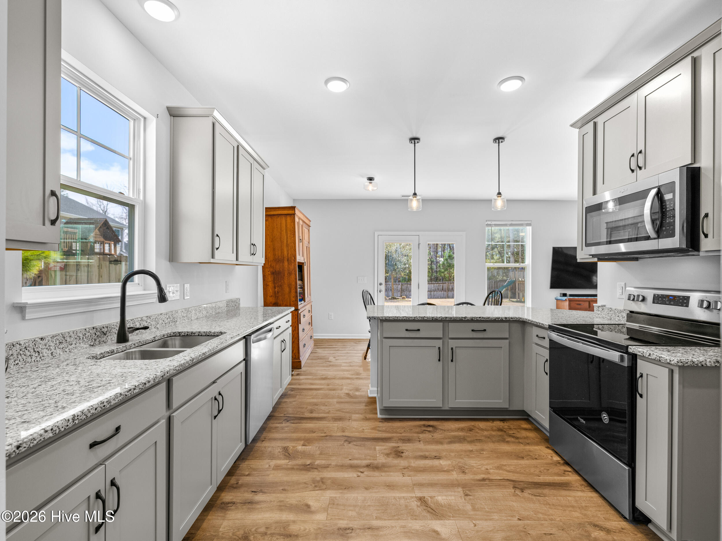 100557695 | Photo 30