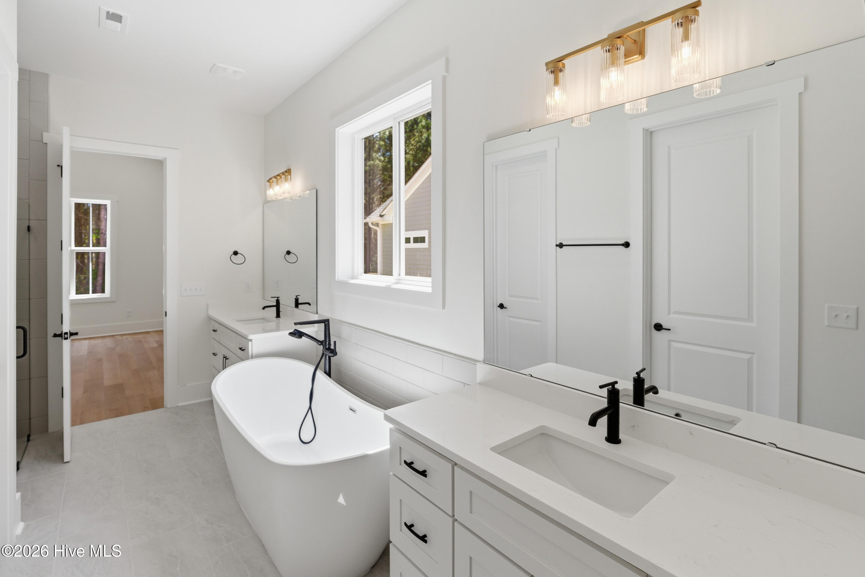 100564913 | Photo 31