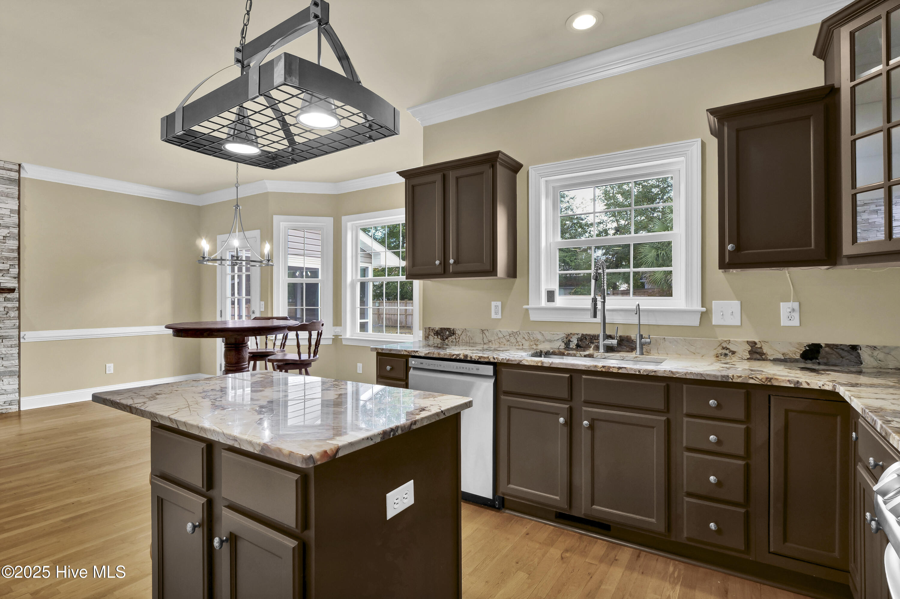 100543498 | Photo 21