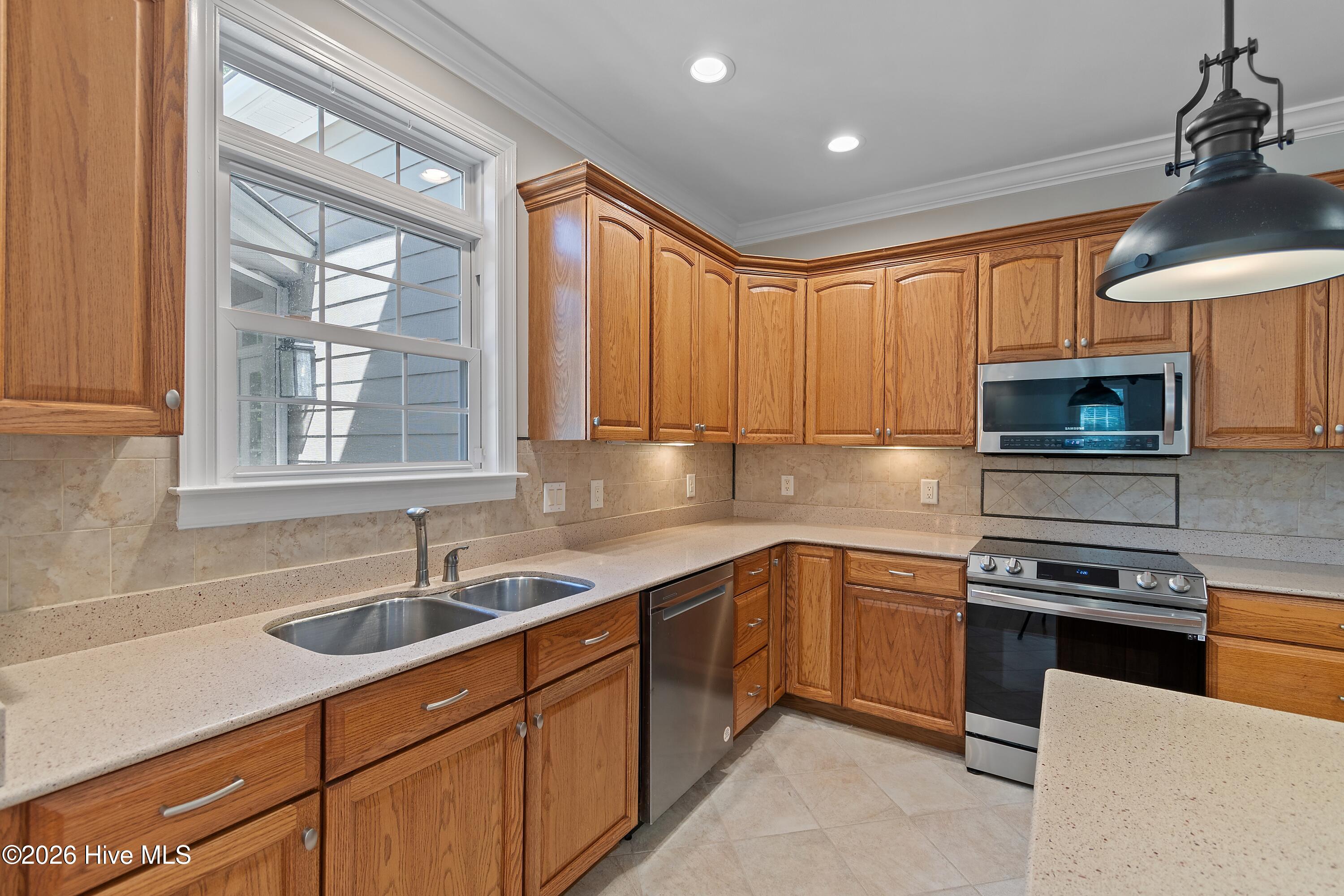 100568662 | Photo 11