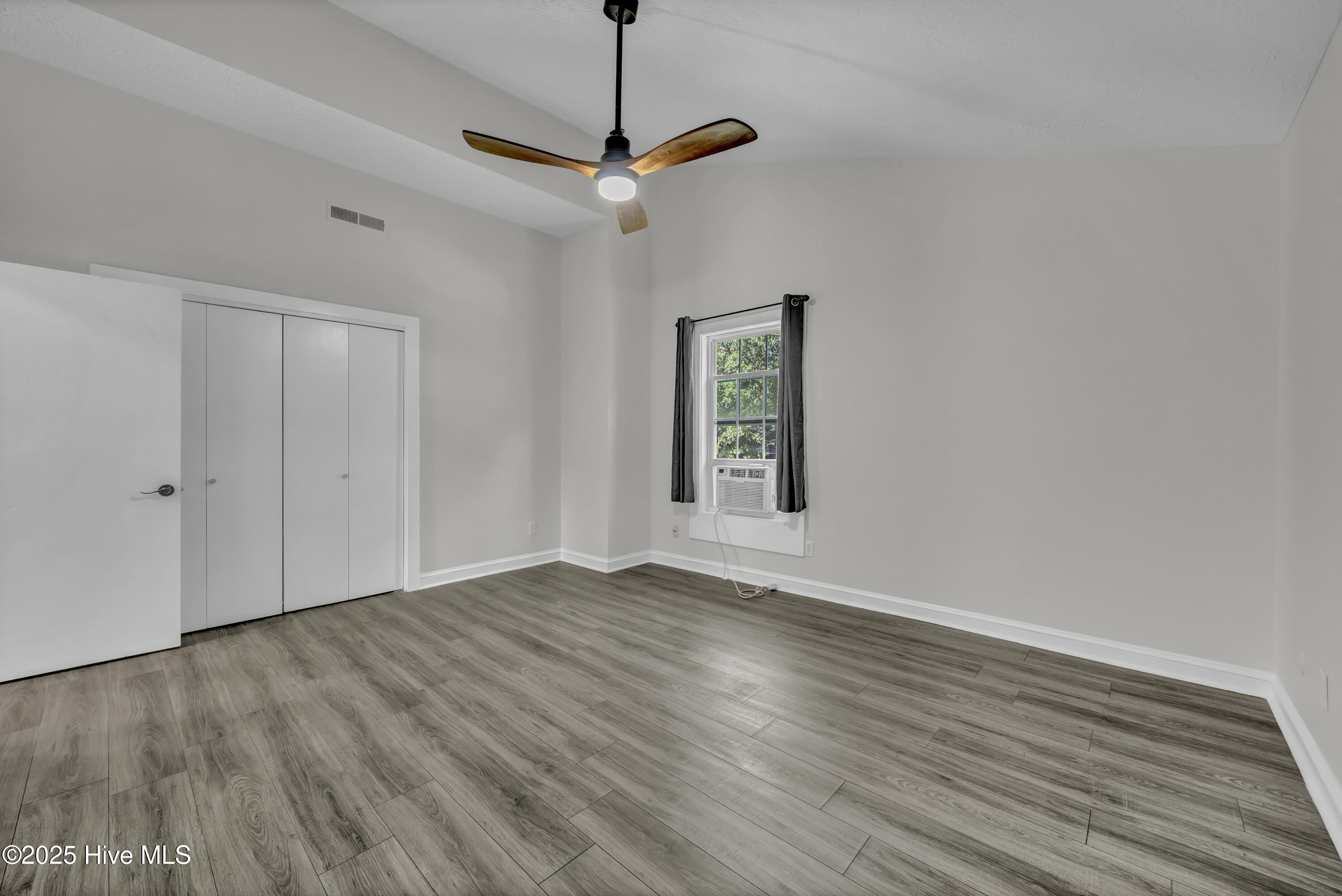 100527769 | Photo 18