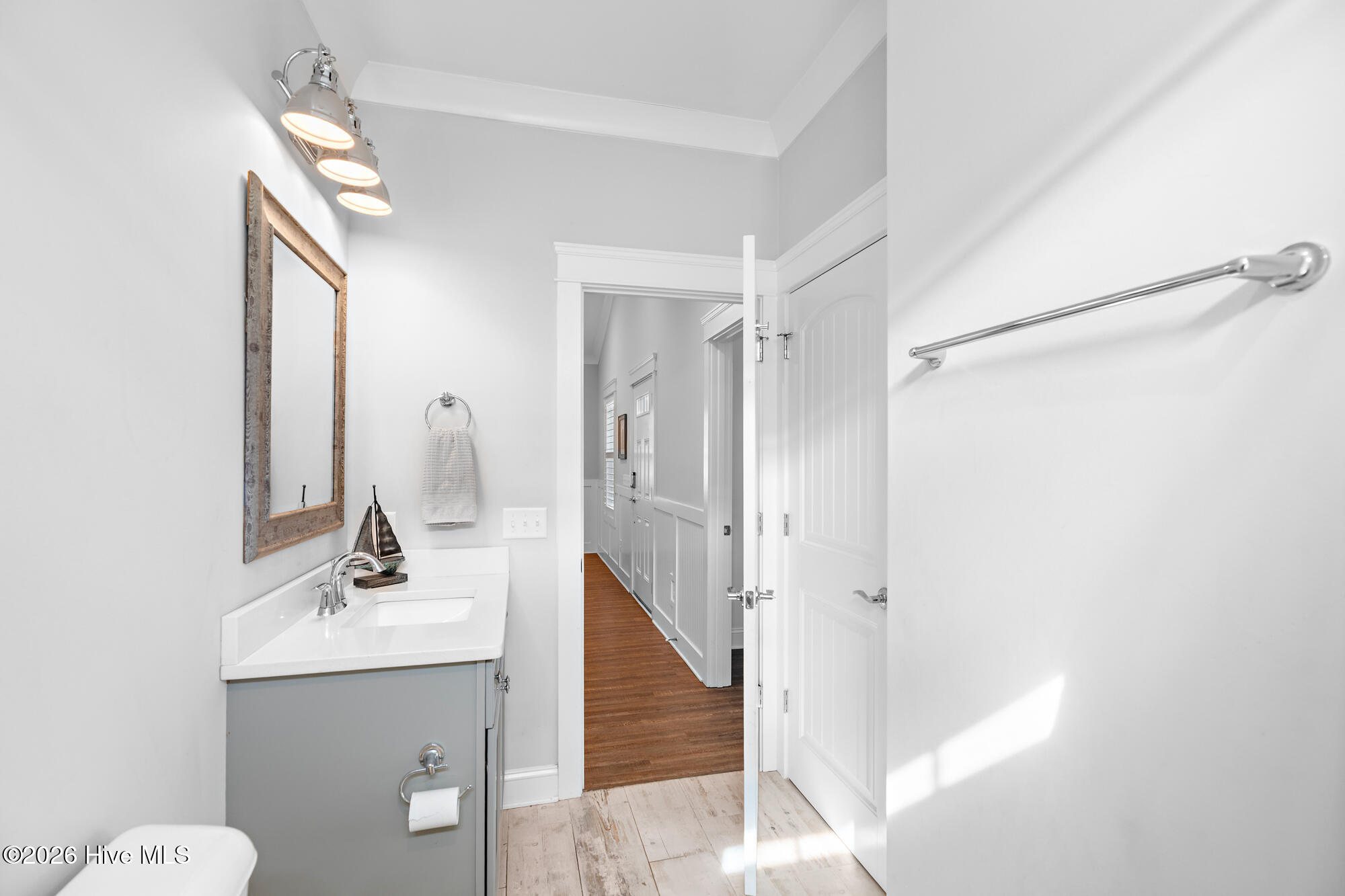 100568676 | Photo 24