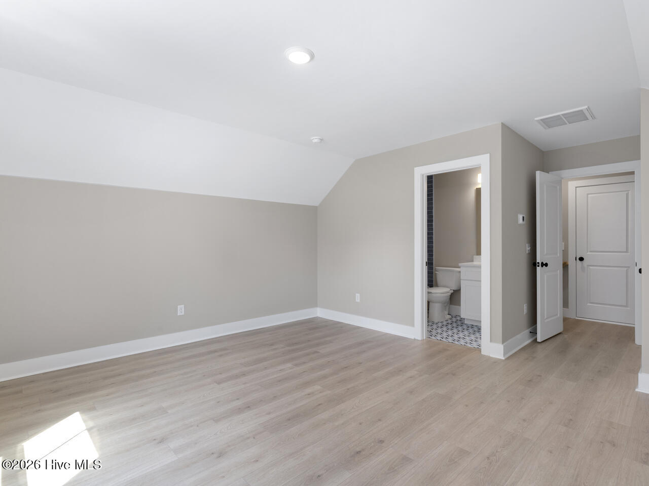 100565274 | Photo 31