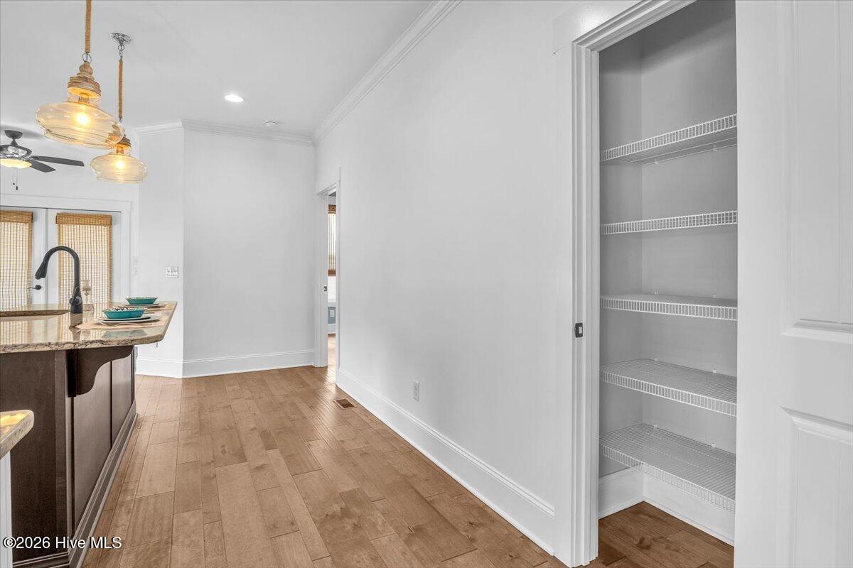 100558839 | Photo 30