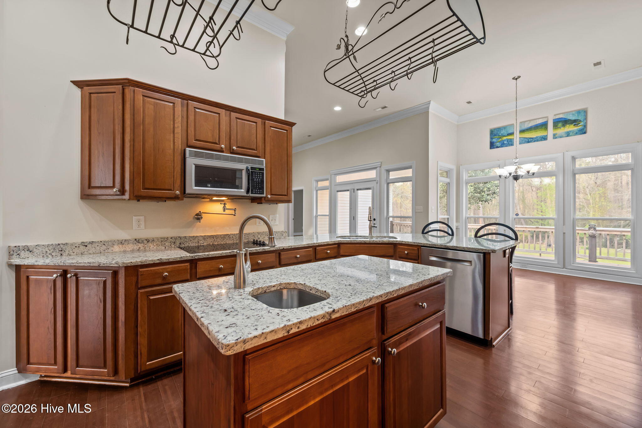 100562533 | Photo 22