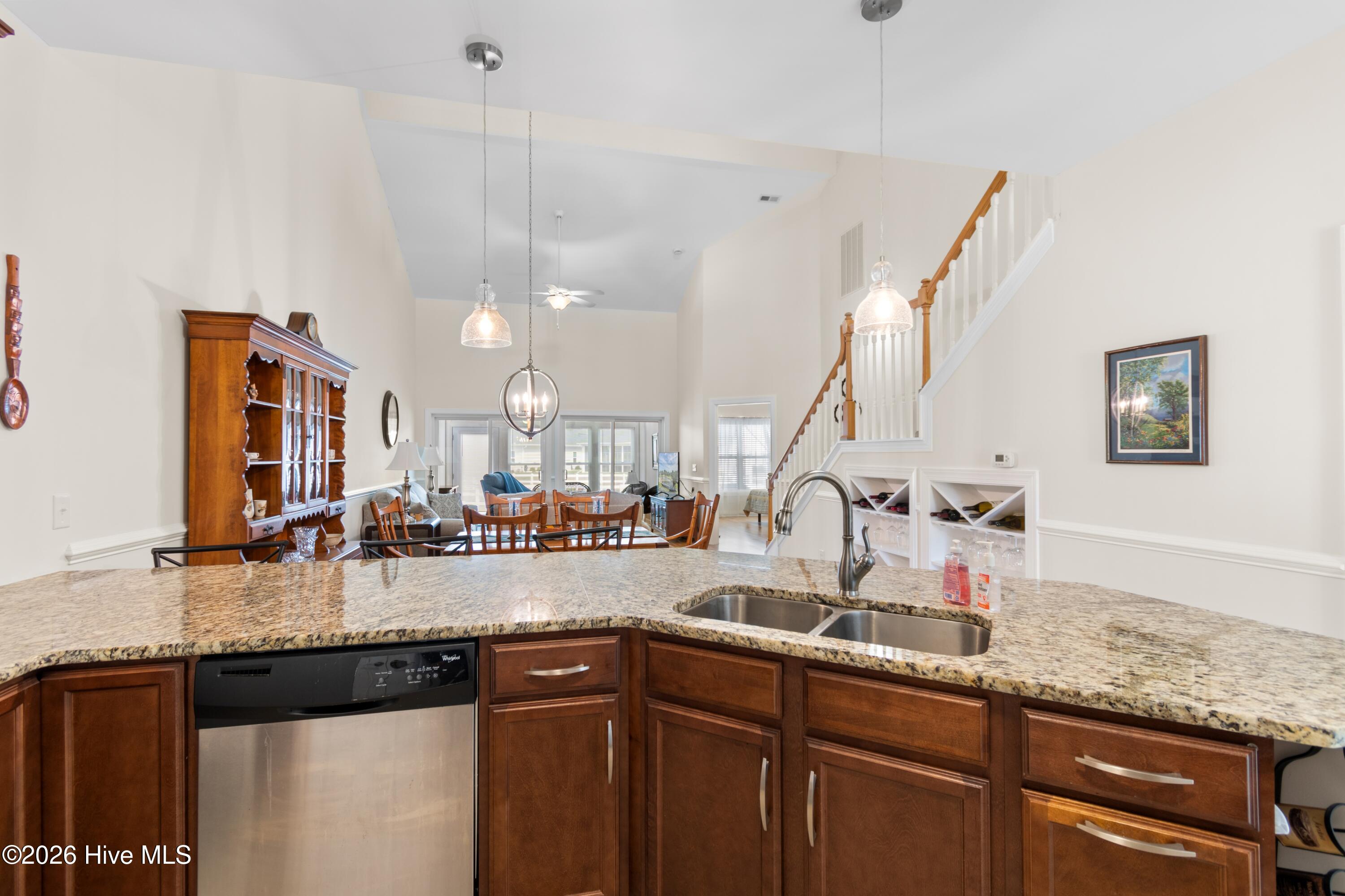 100561934 | Photo 12