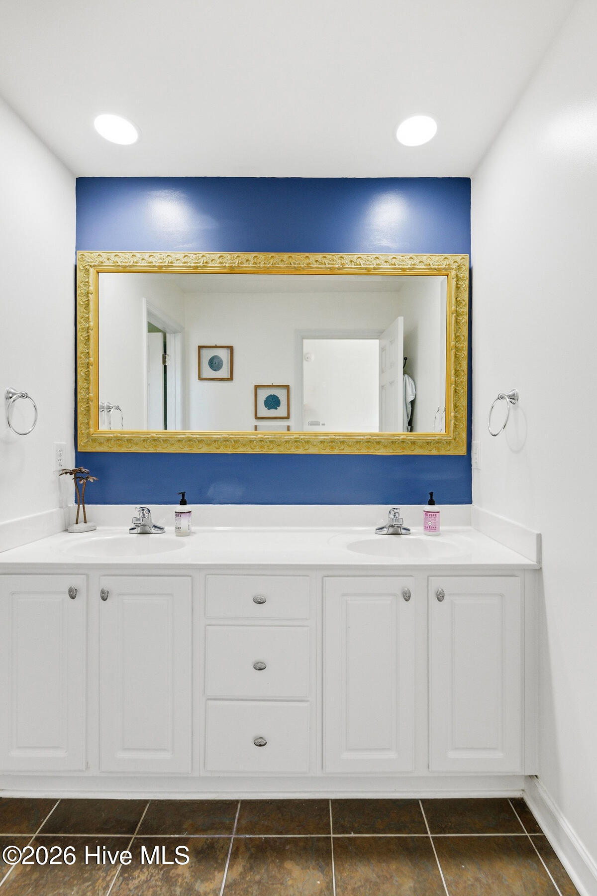 100566384 | Photo 25