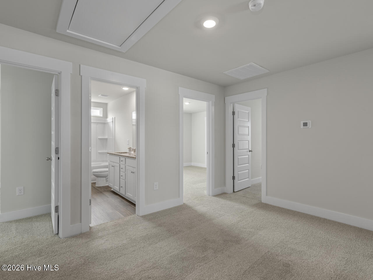 100553189 | Photo 30