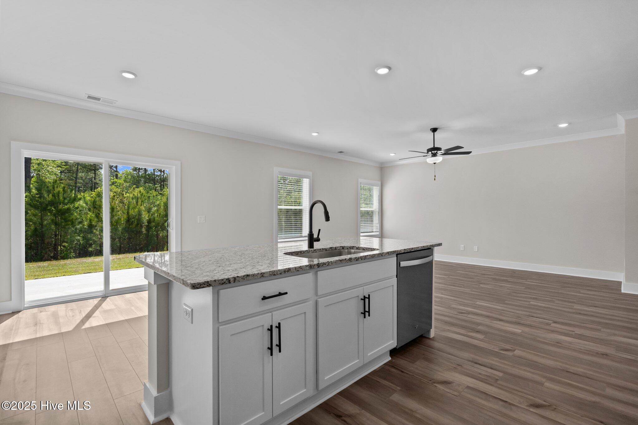 100546819 | Photo 14