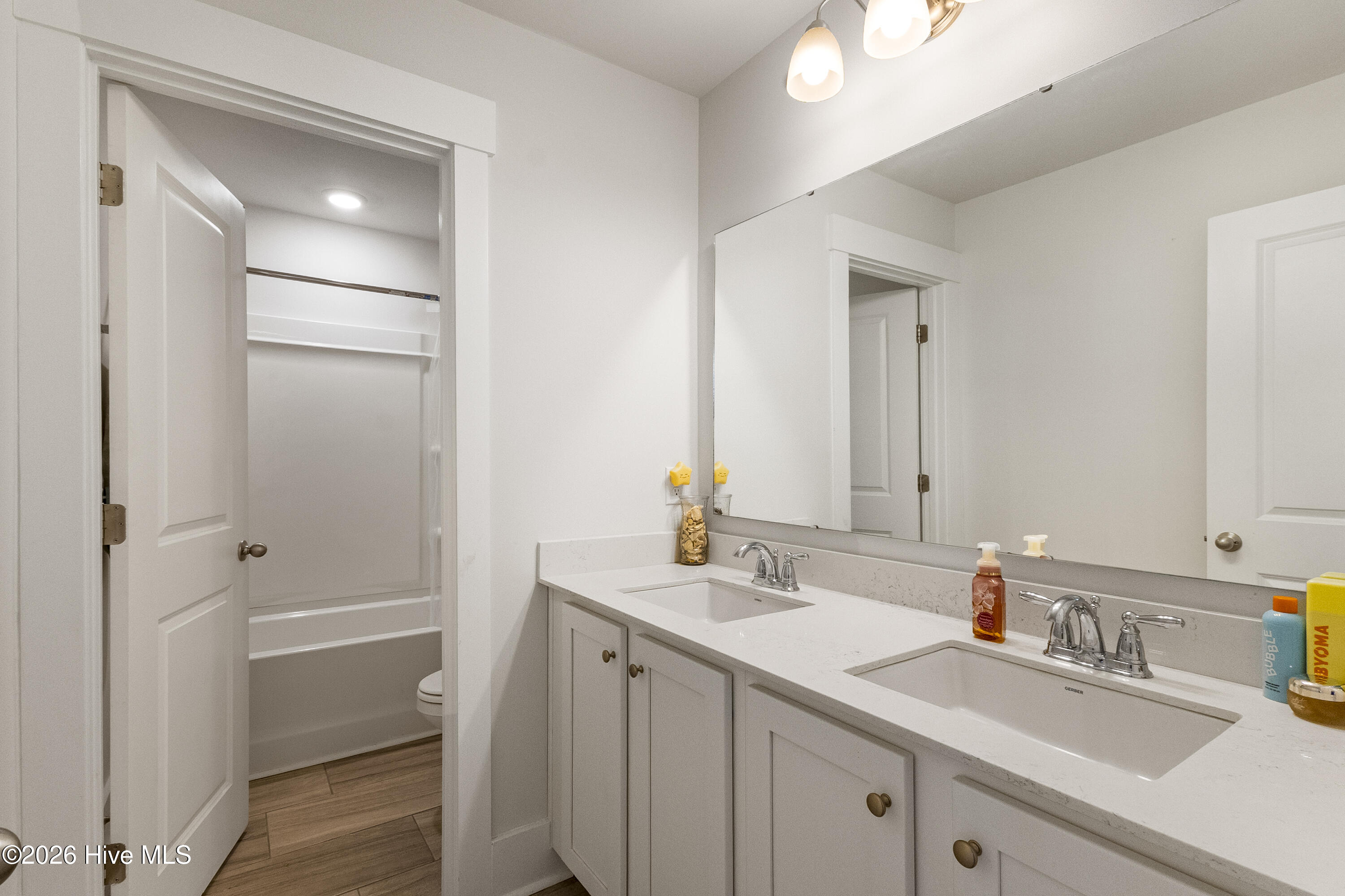 100547510 | Photo 42