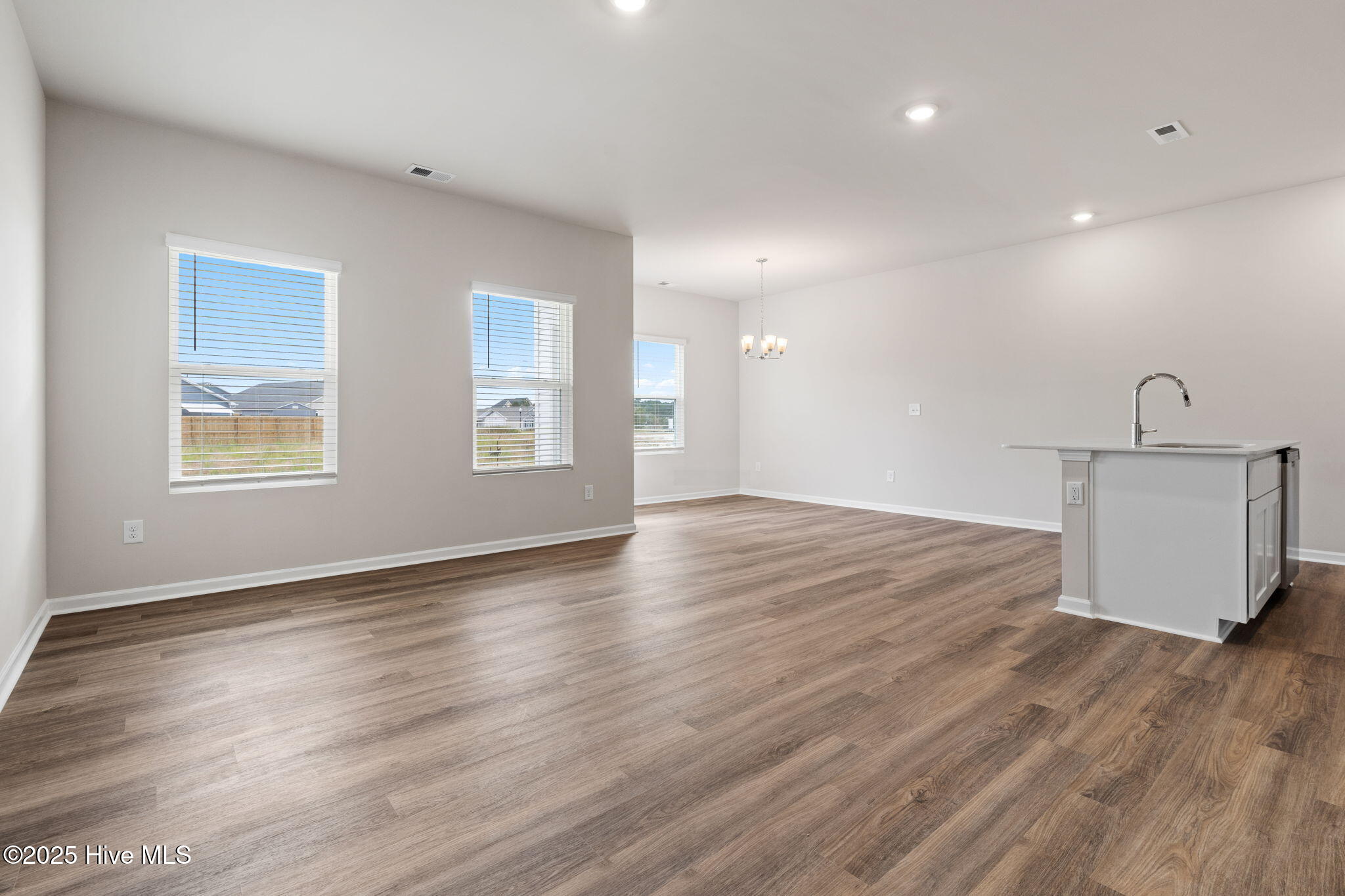 100521922 | Photo 11