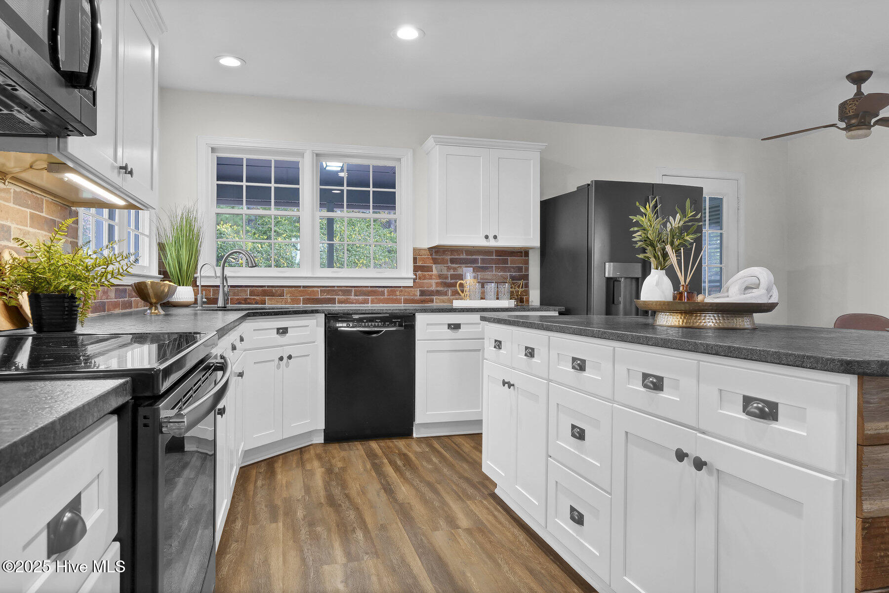 100545503 | Photo 30