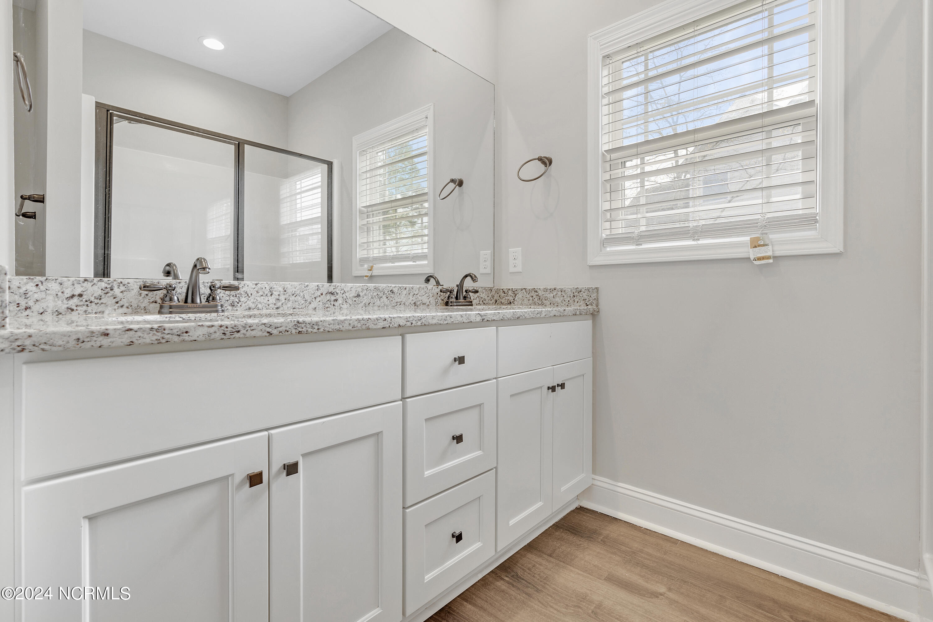 100561583 | Photo 13