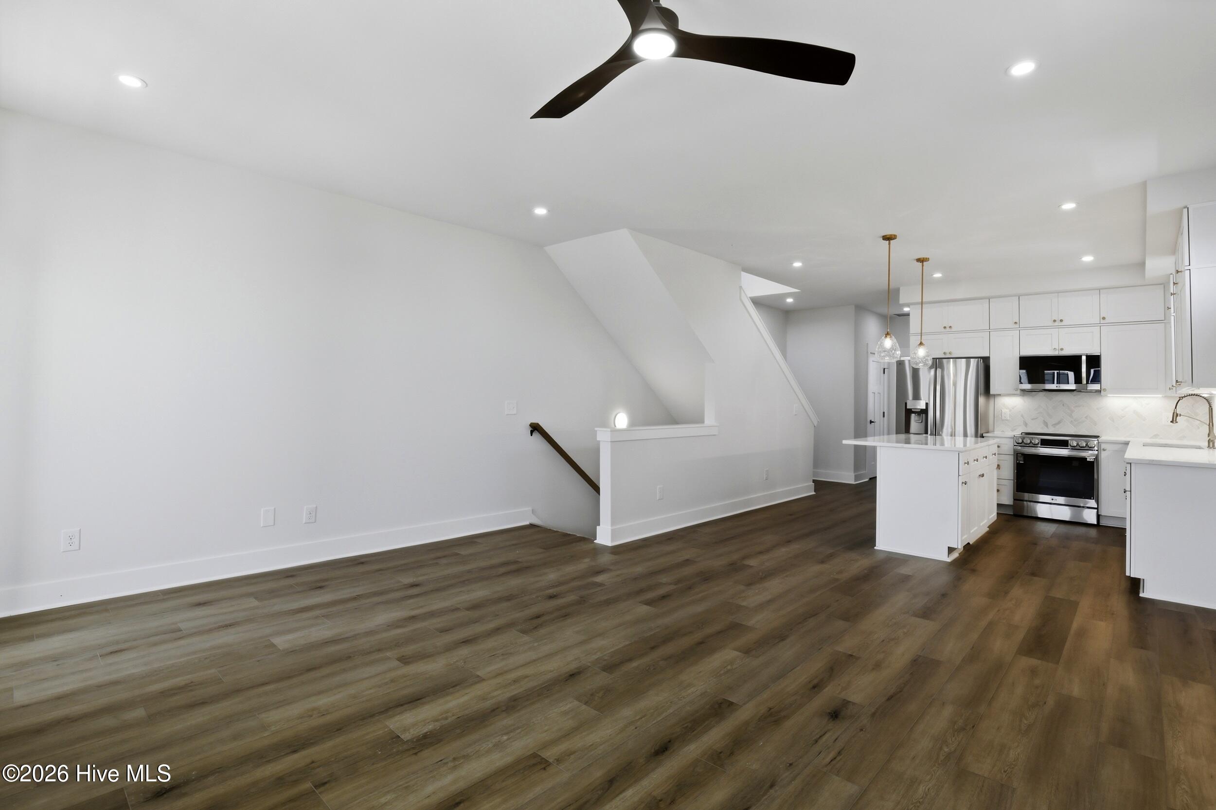 100562877 | Photo 13