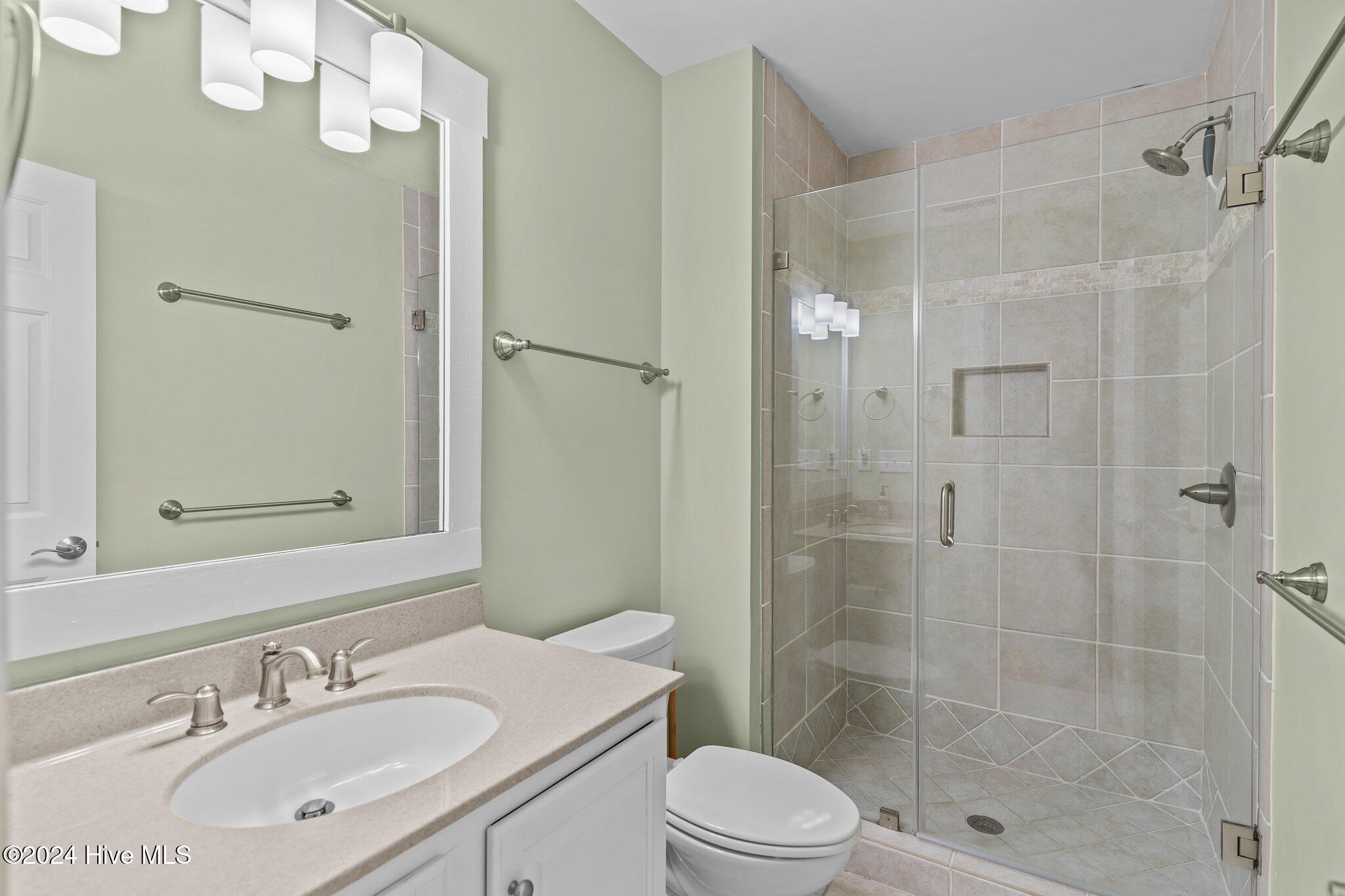 100551780 | Photo 38