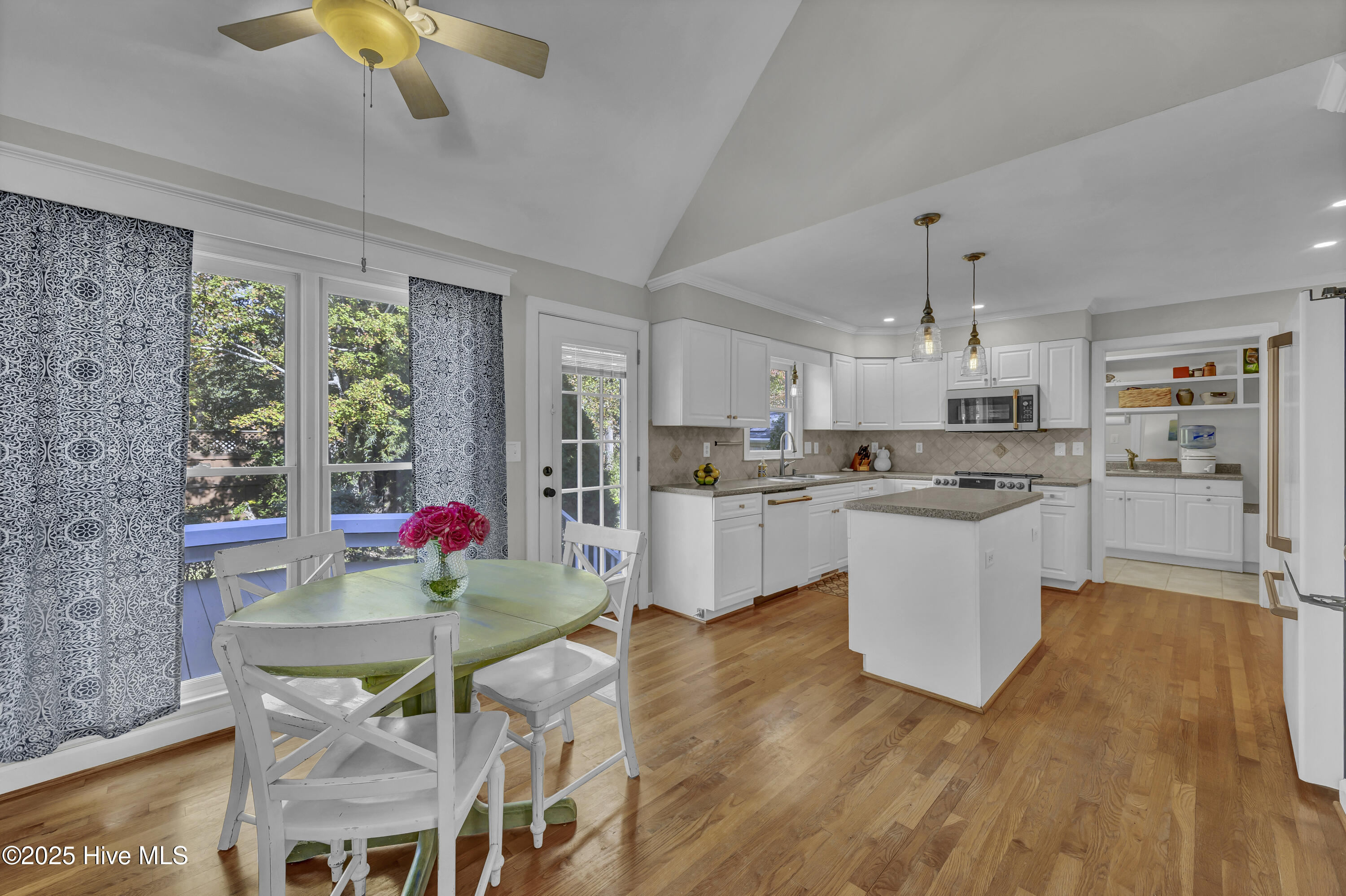 100541424 | Photo 11