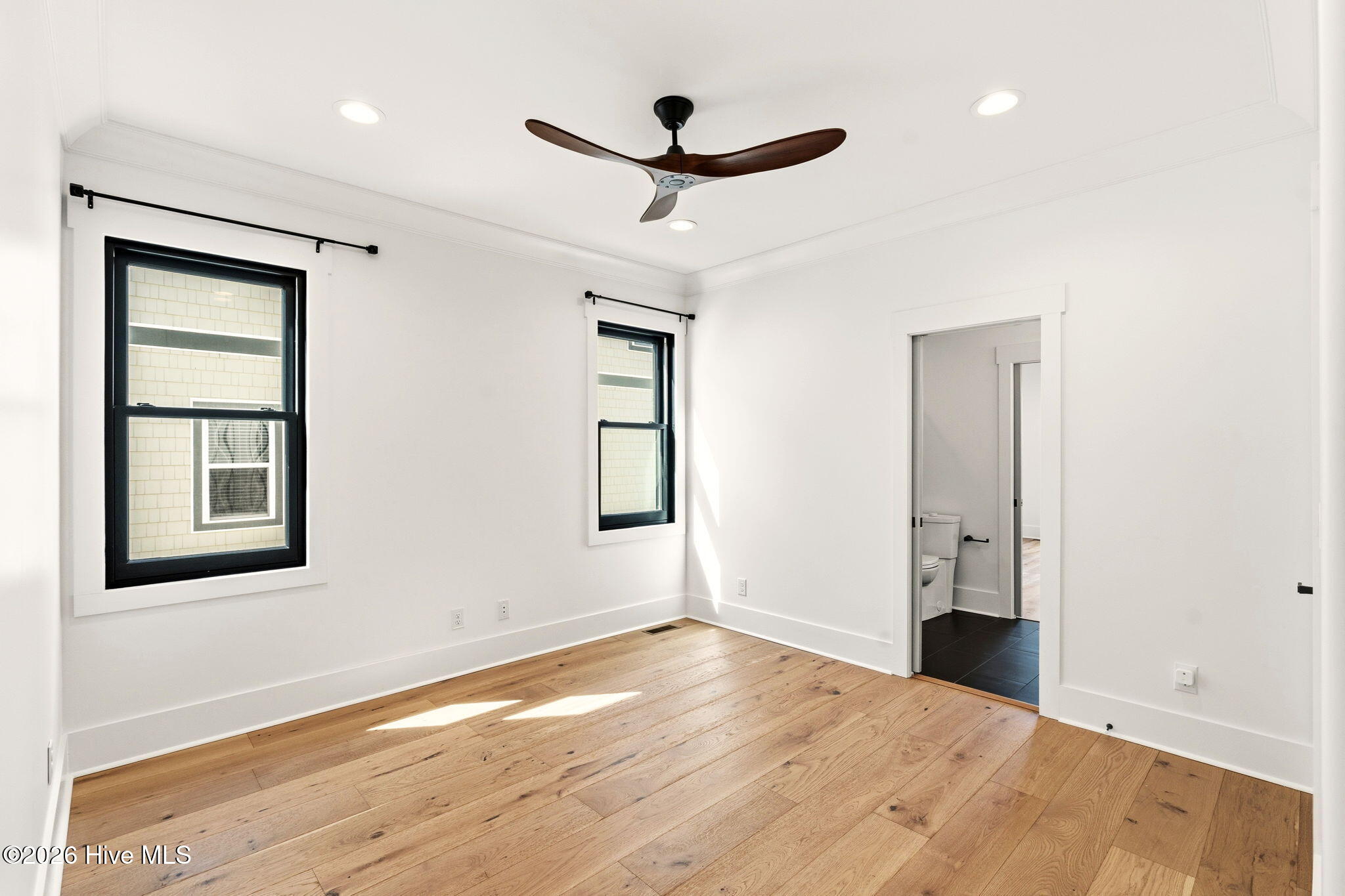 100557252 | Photo 30