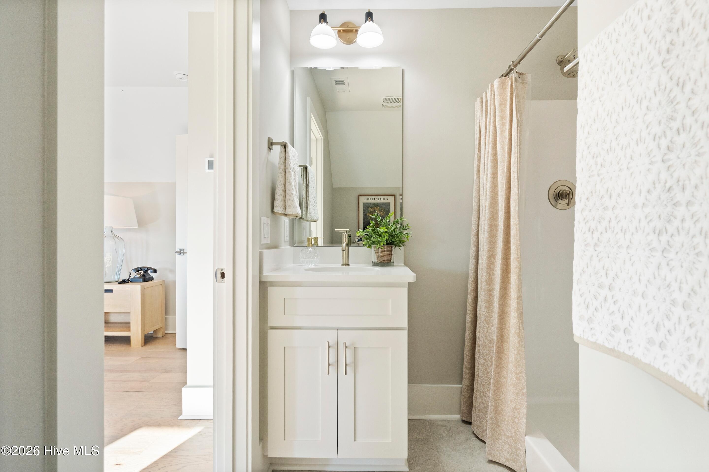 100546830 | Photo 56