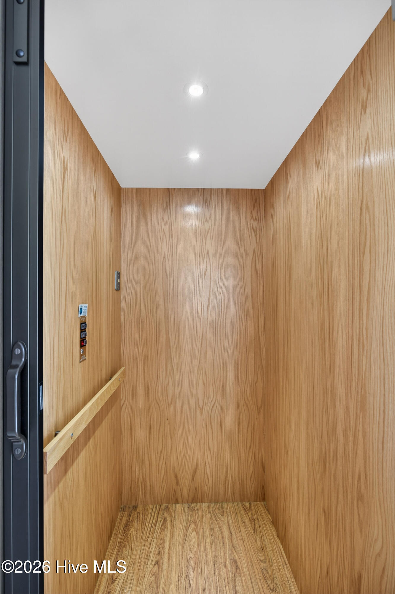 100558611 | Photo 46