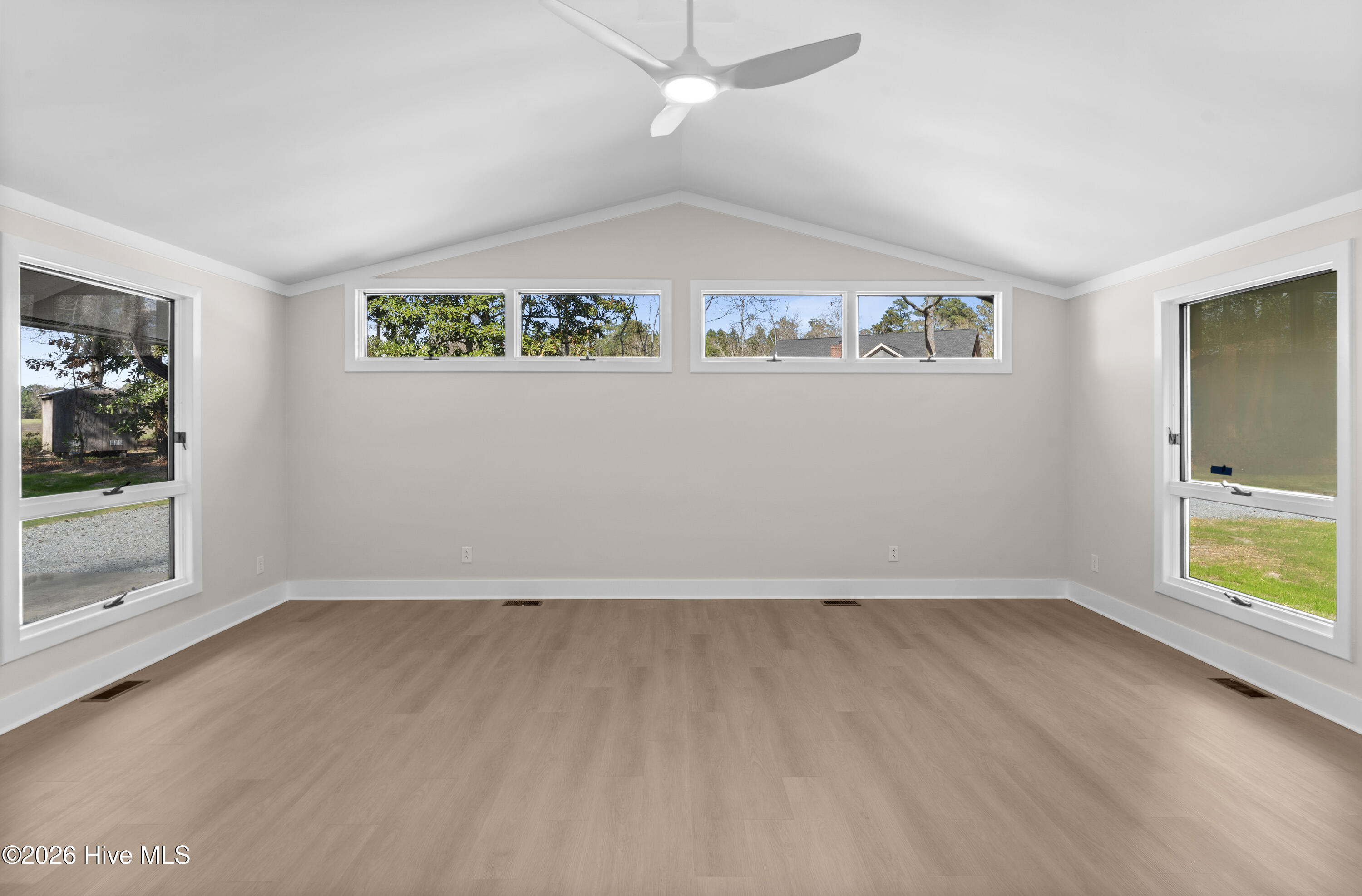 100561739 | Photo 31