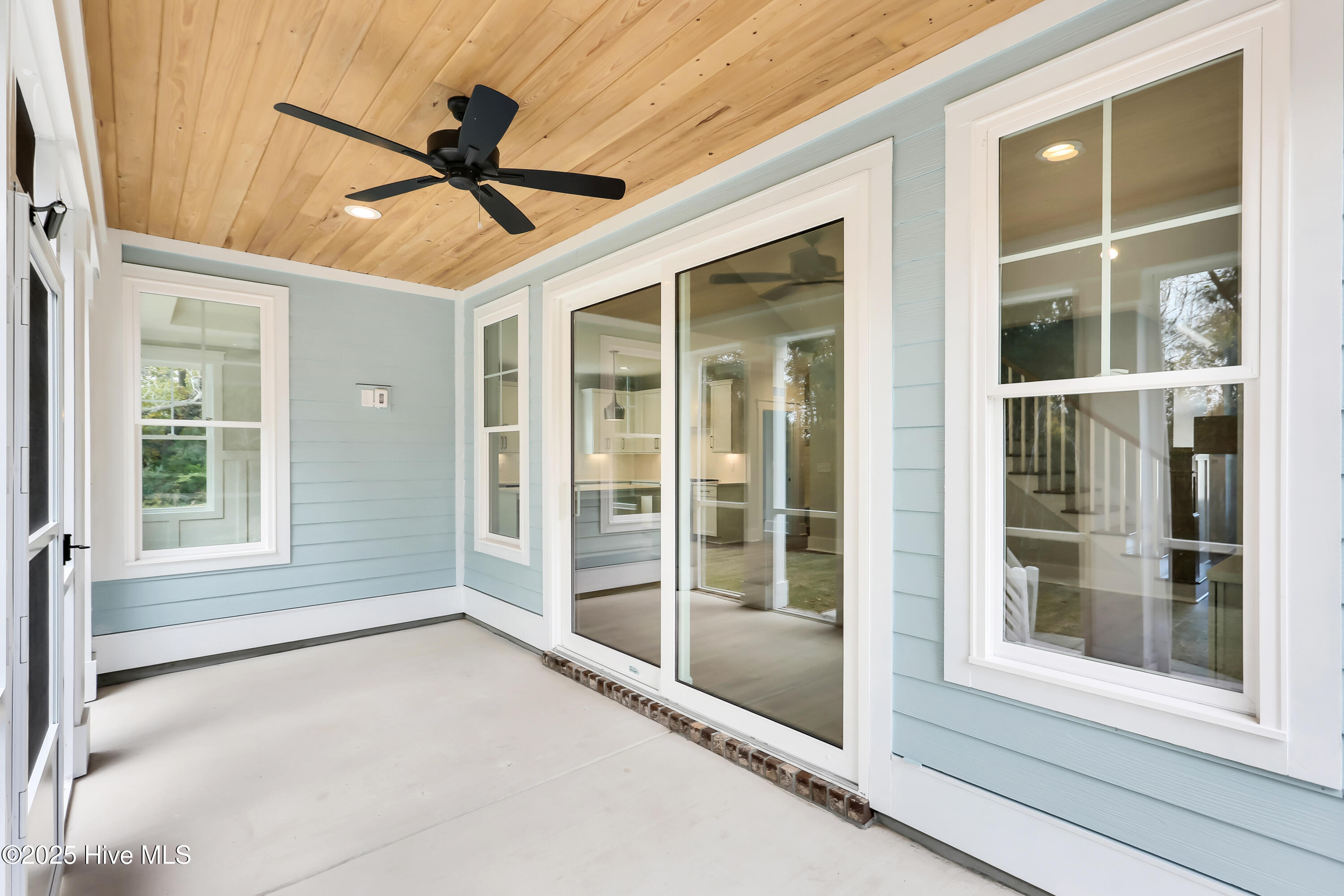 100542712 | Photo 38