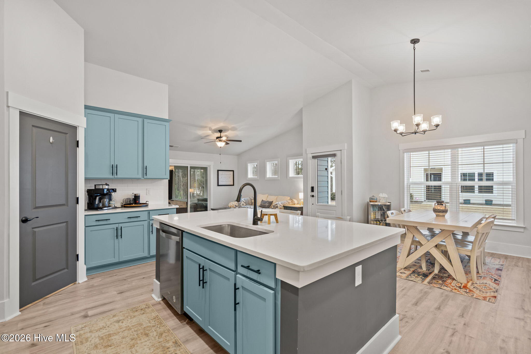 100558026 | Photo 32