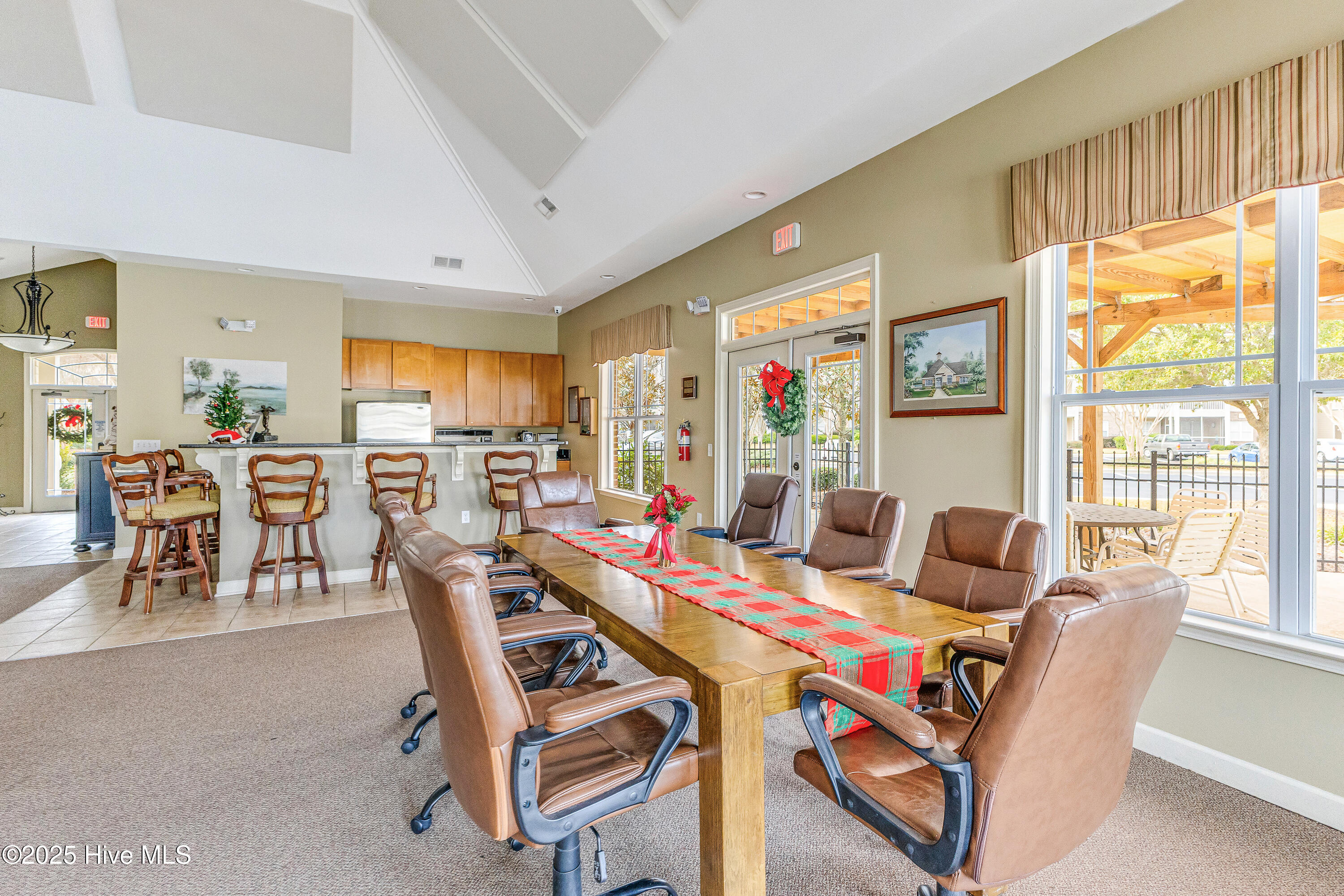 100484696 | Photo 40