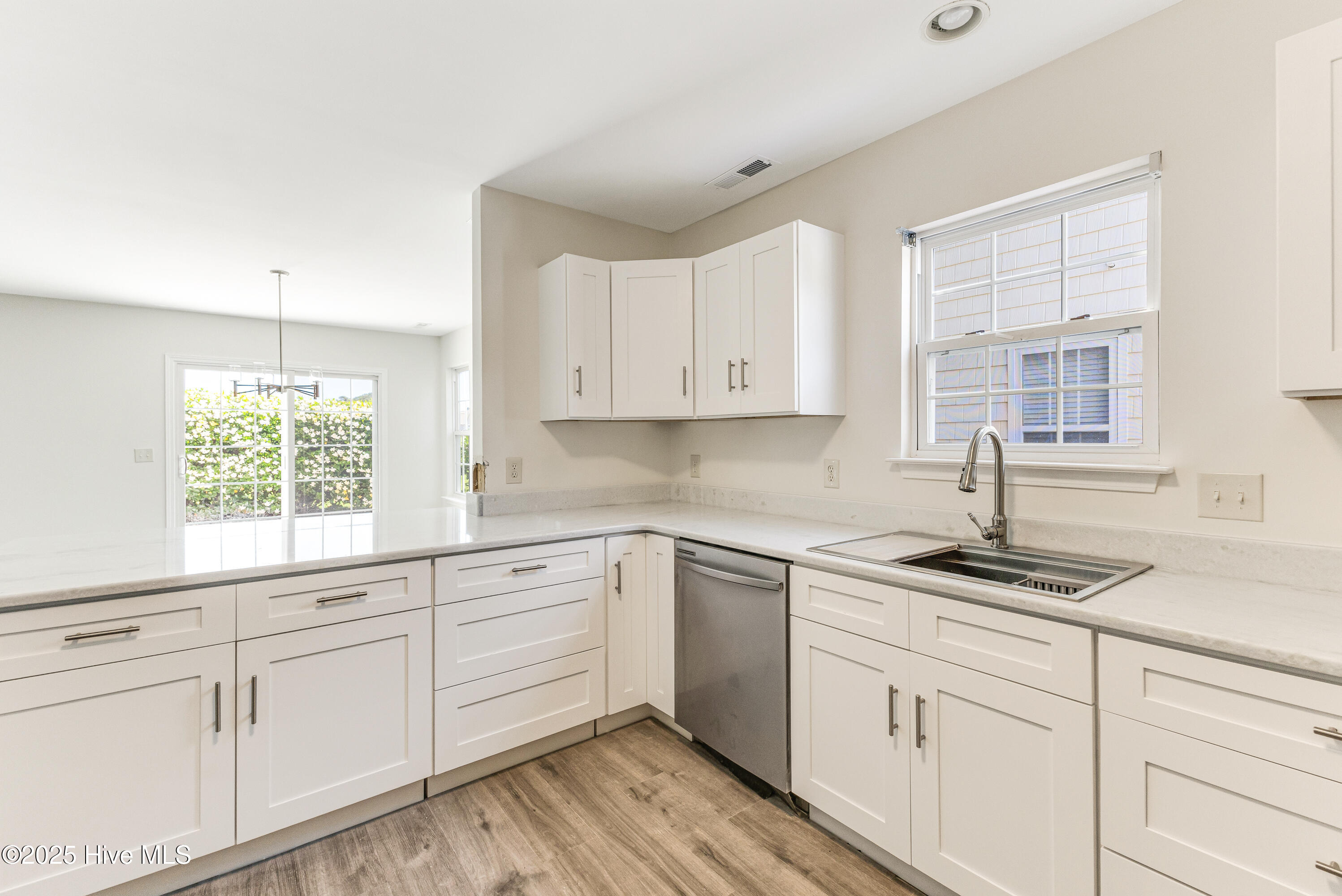 100563033 | Photo 20