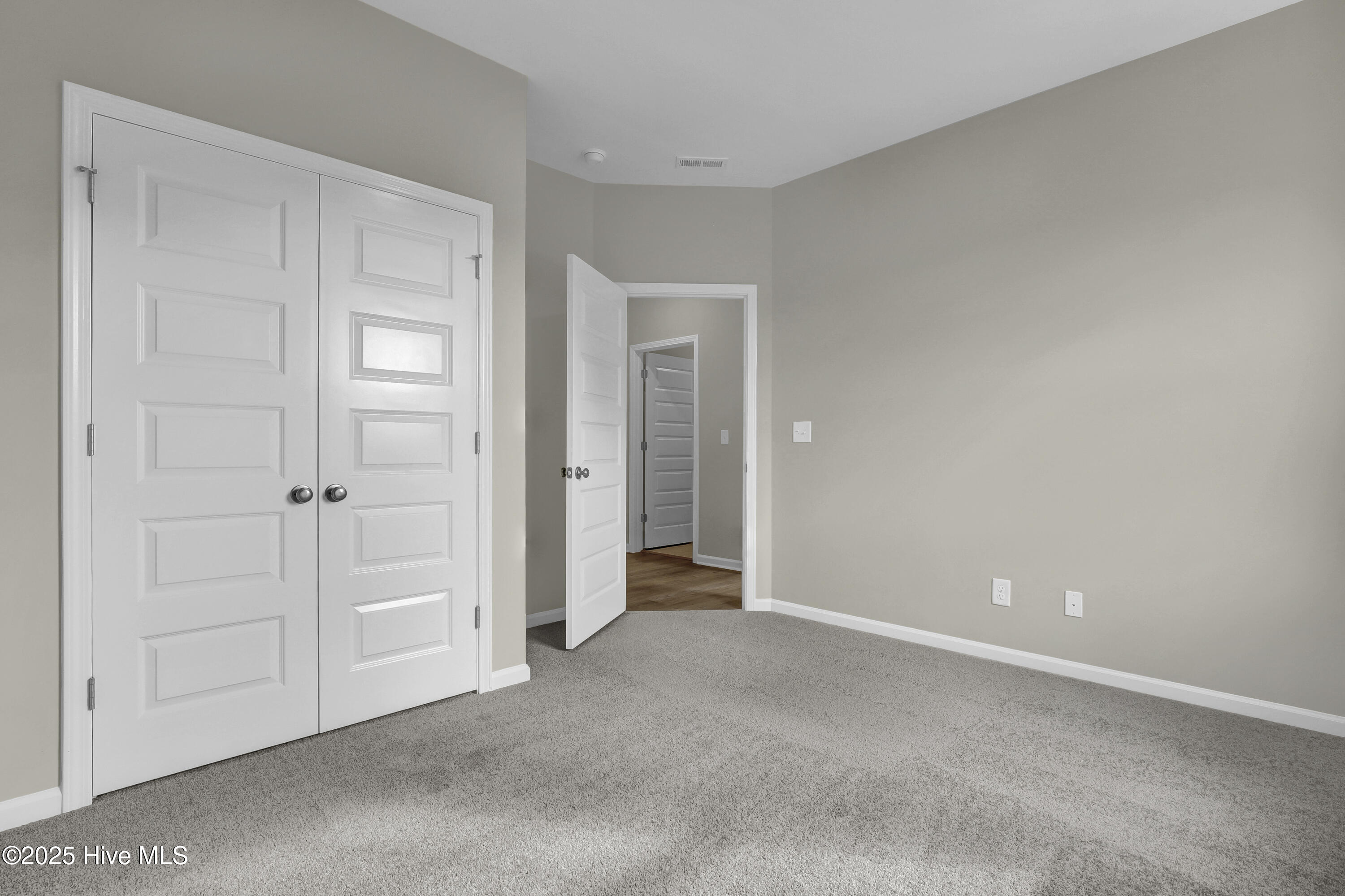 100518189 | Photo 23