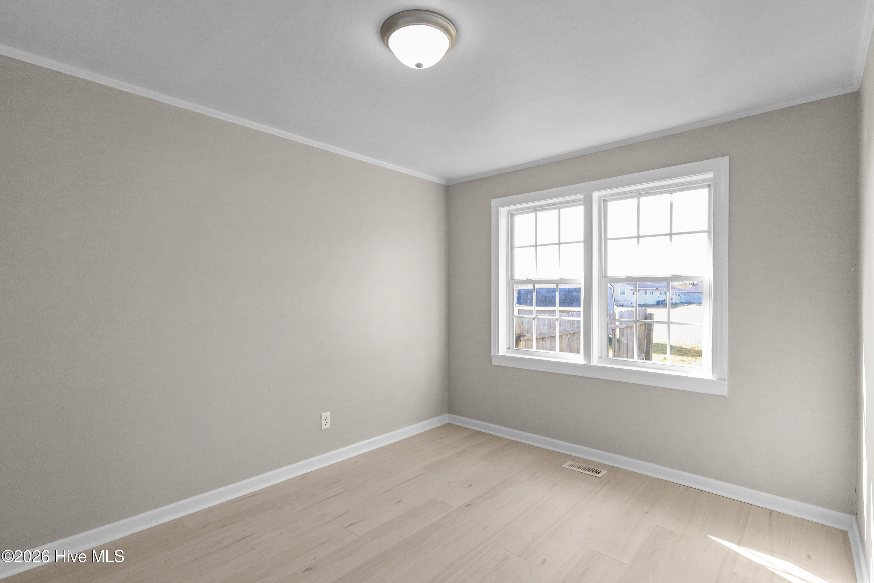 100563835 | Photo 15