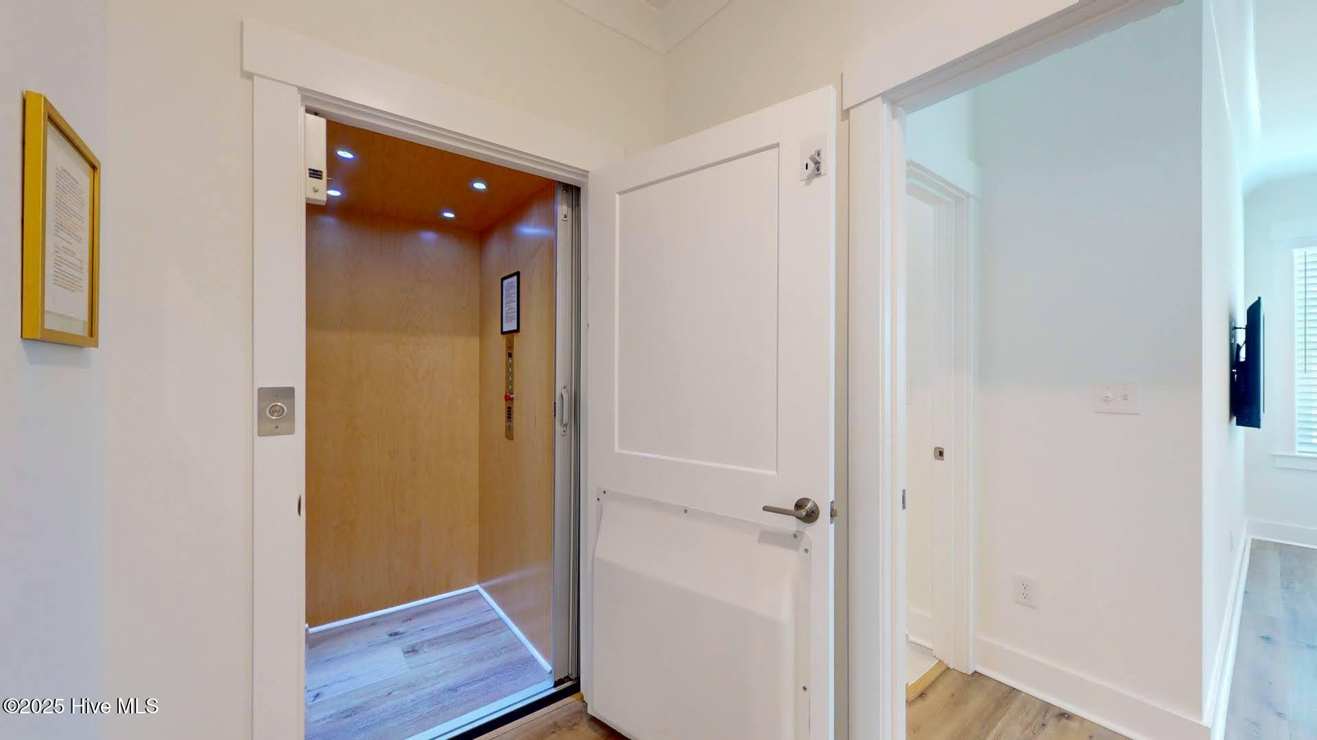 100560716 | Photo 22