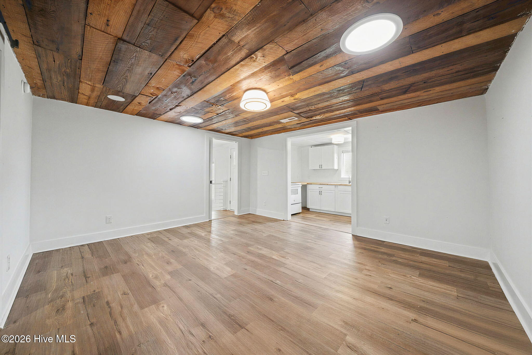 100564194 | Photo 61