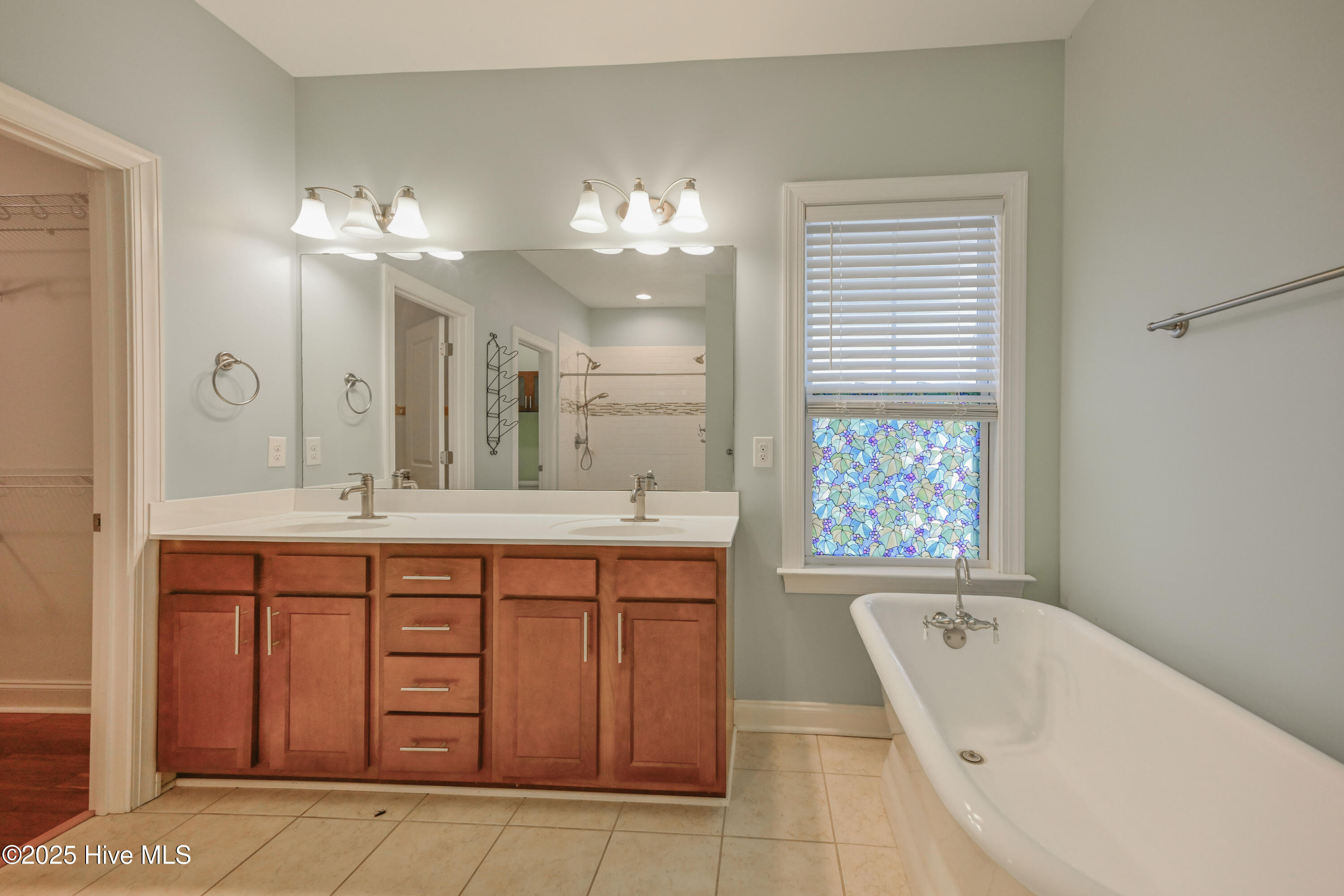 100523770 | Photo 21