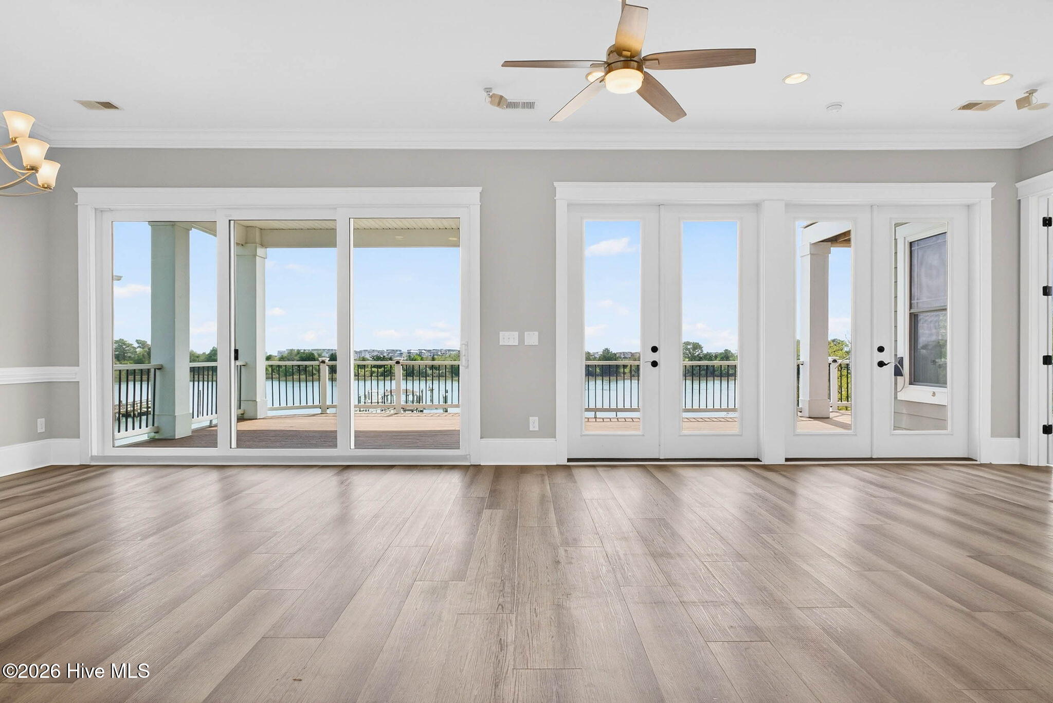 100563982 | Photo 10