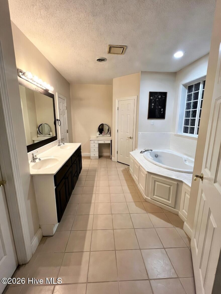 100563366 | Photo 15