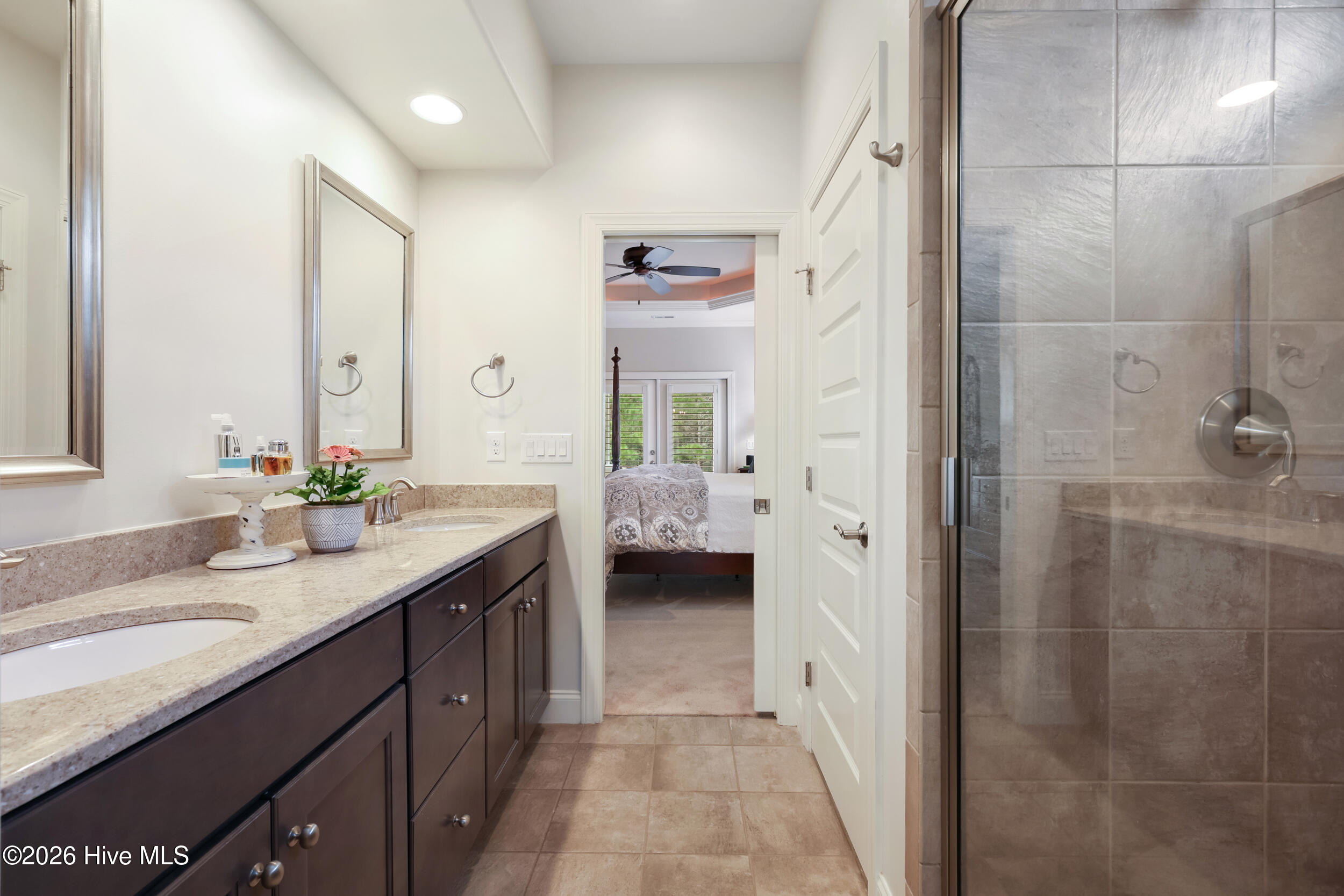 100561173 | Photo 35