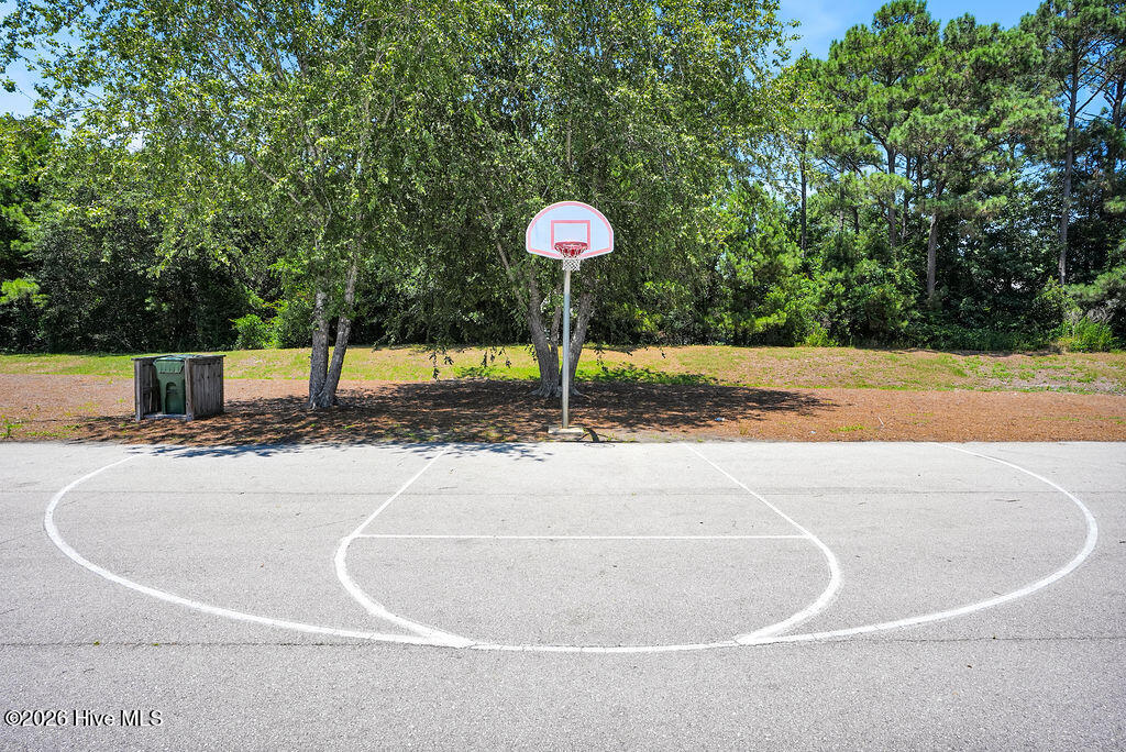 Pick up an afternoon game at Mimosa Bay's private community basketball court