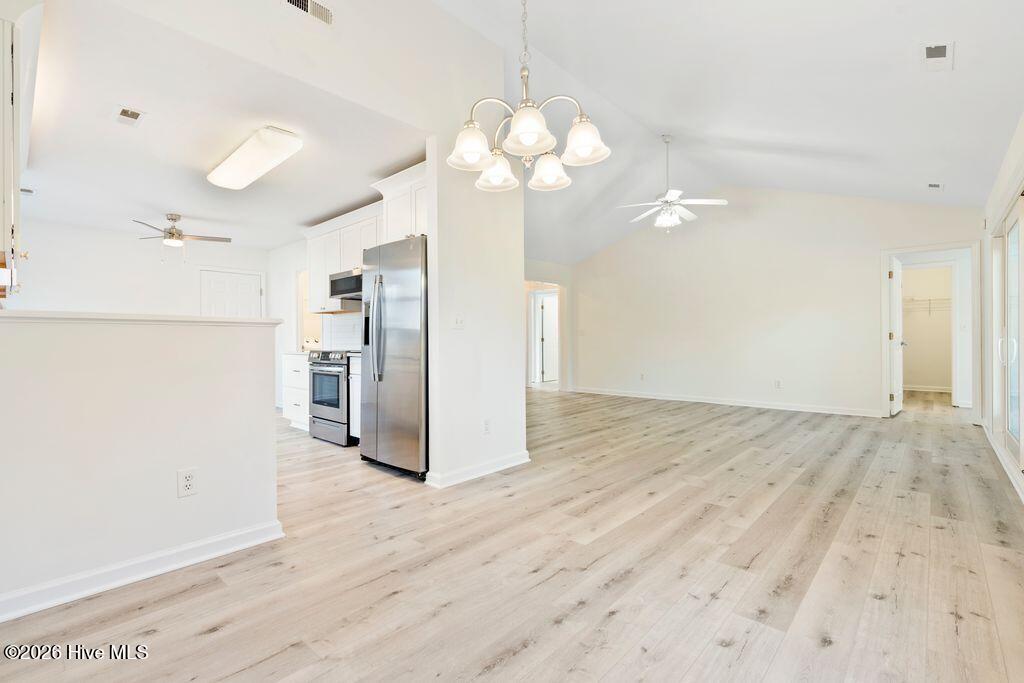 100548851 | Photo 16