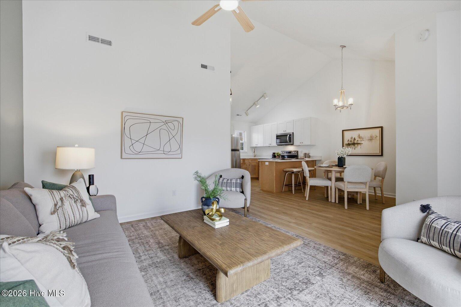 100562733 | Photo 15