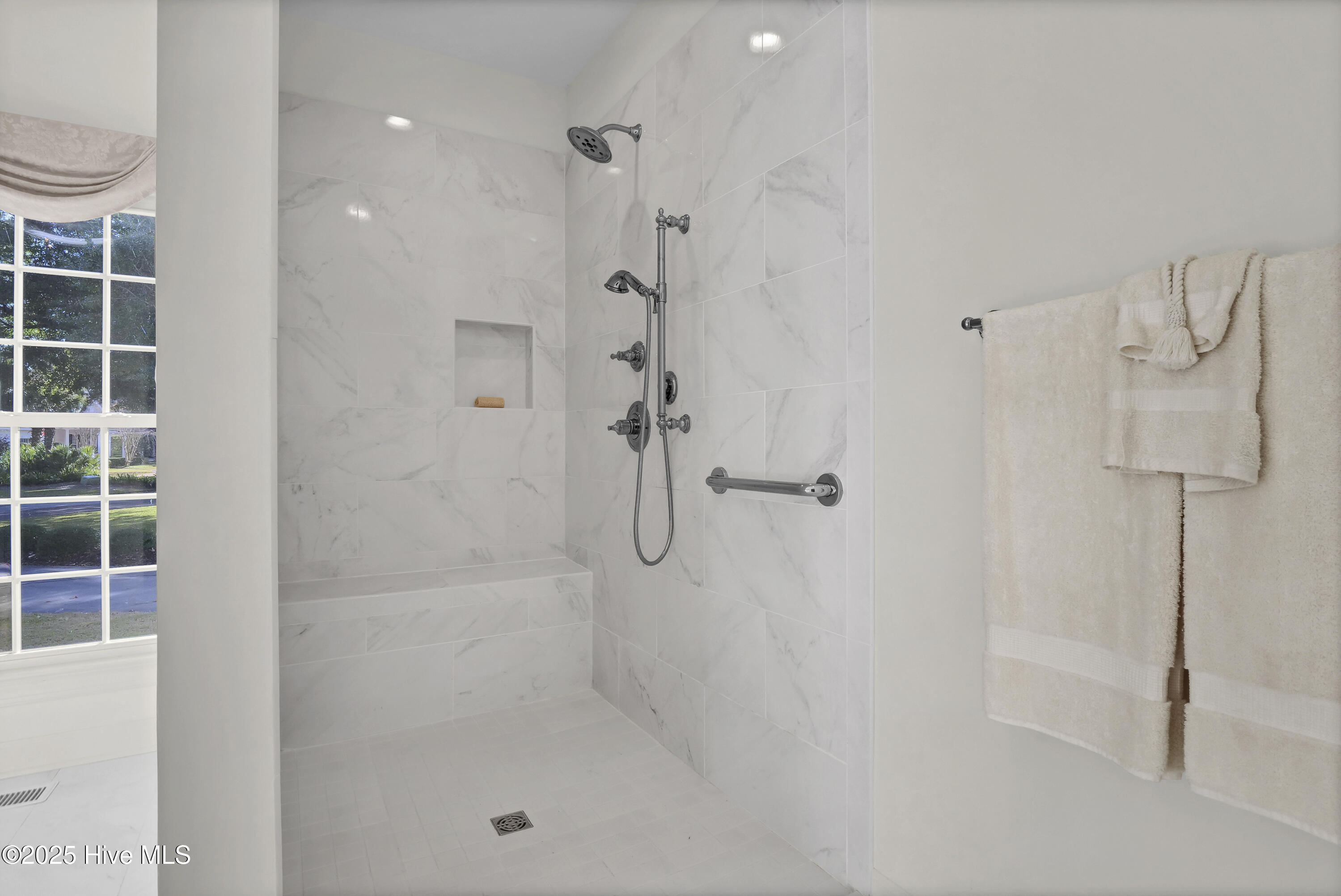 100541341 | Photo 40