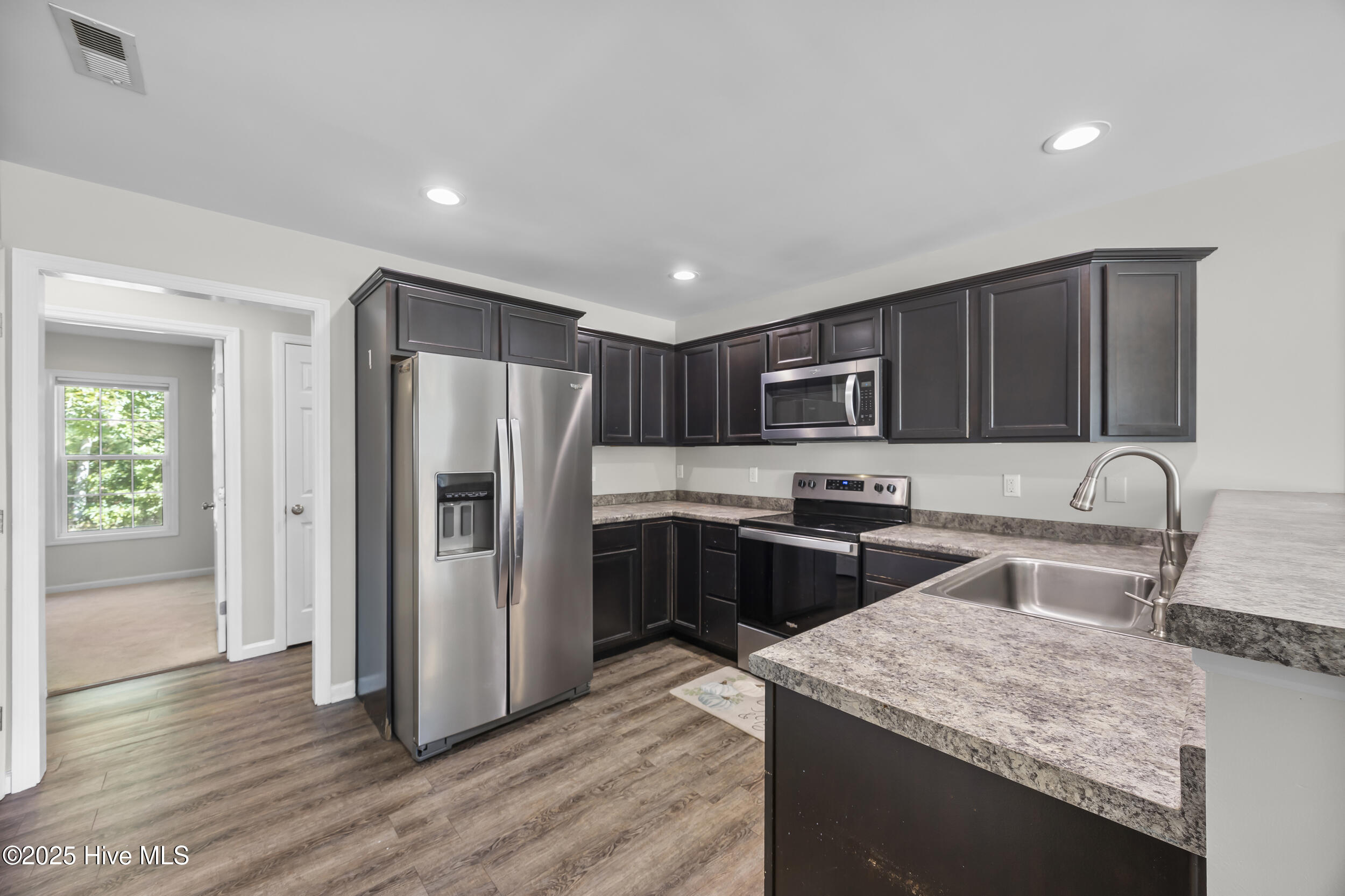 100533405 | Photo 20