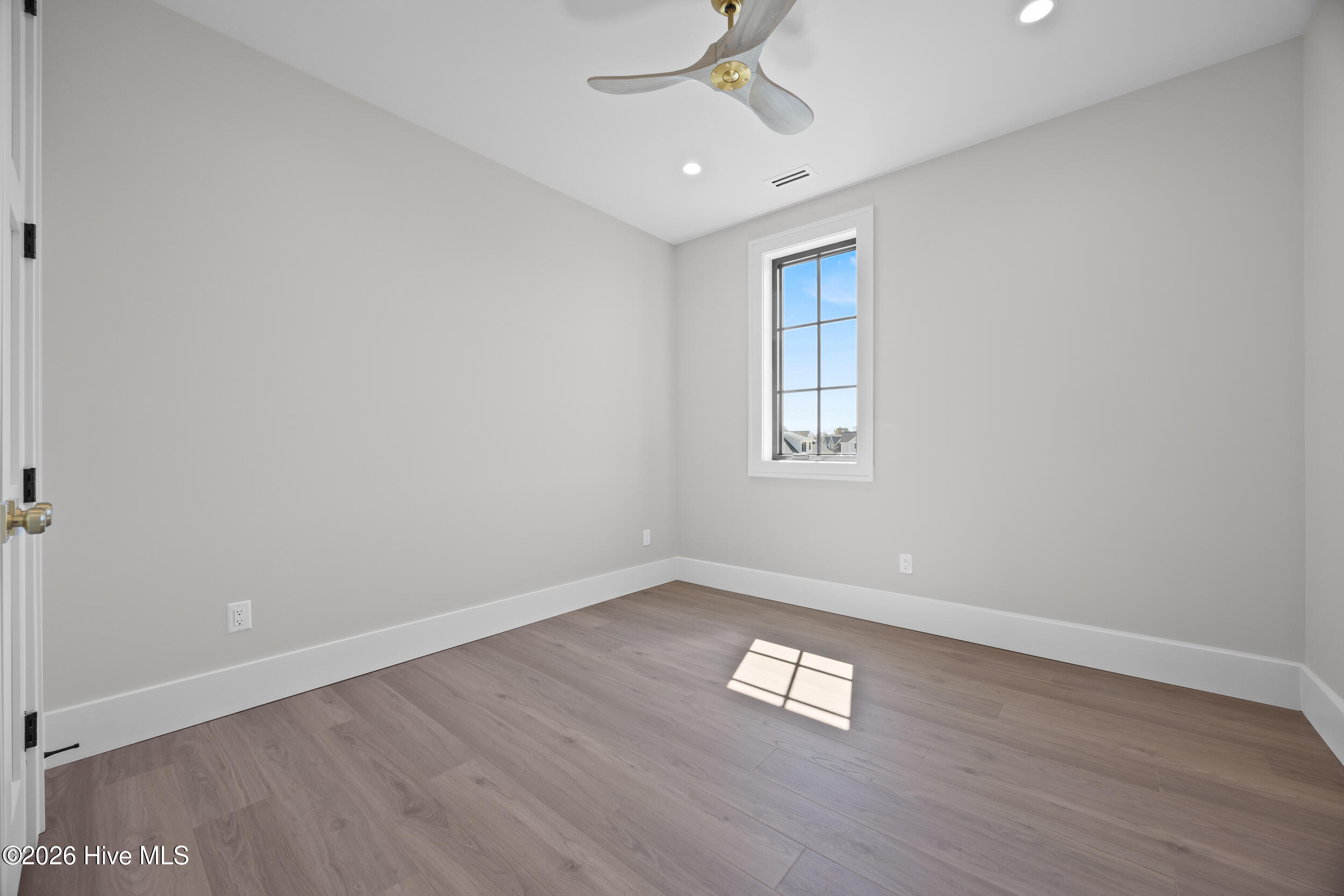 100561987 | Photo 58