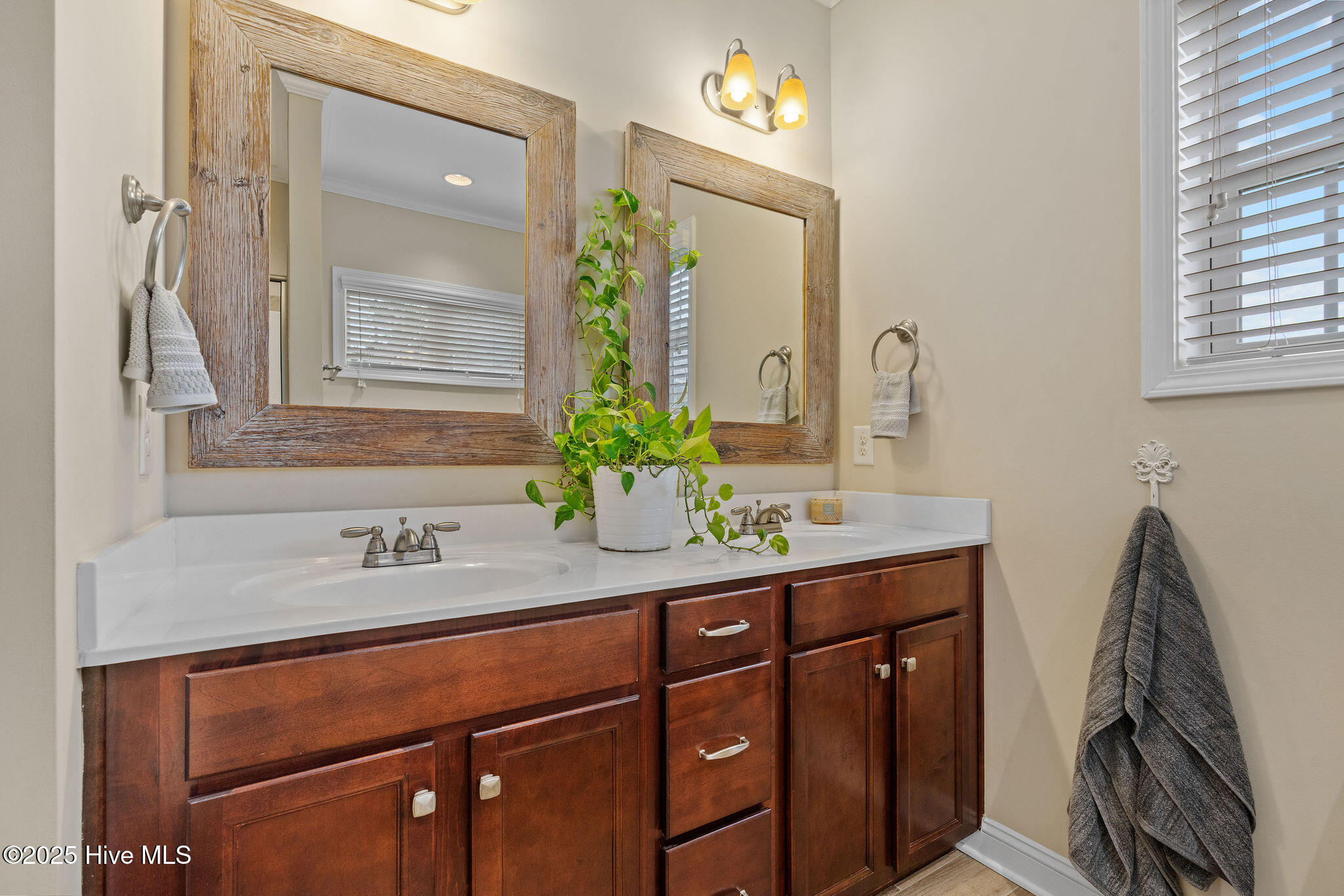 100531104 | Photo 33